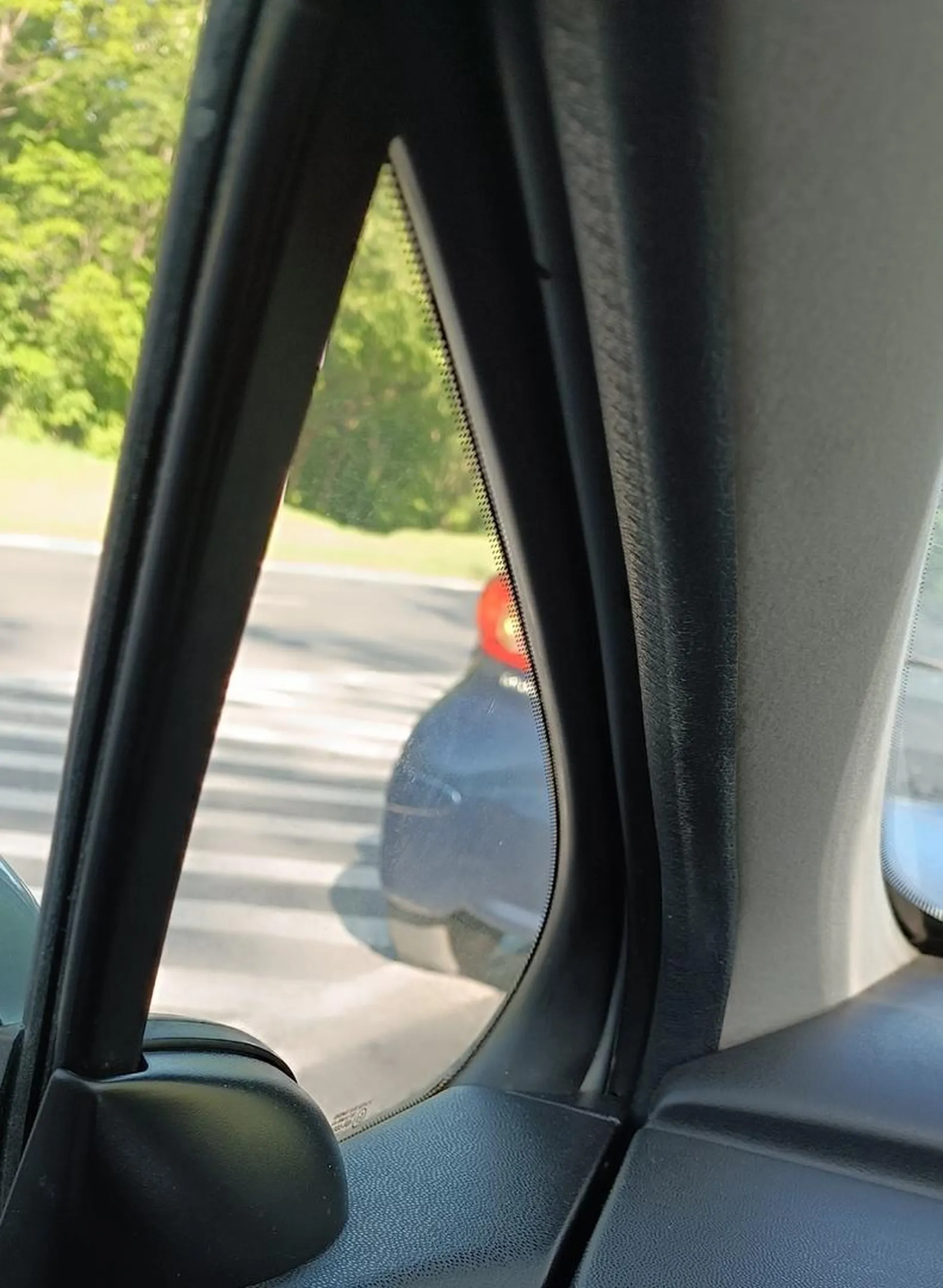 Kto dał tej babie prawko! Nie dość że wpycha sie i wymusza pierwszeństwo to potem nie potrafi jechać w rzędzie tylko kombinuje jak spowodować wypadek. Zabrać temu prawko!