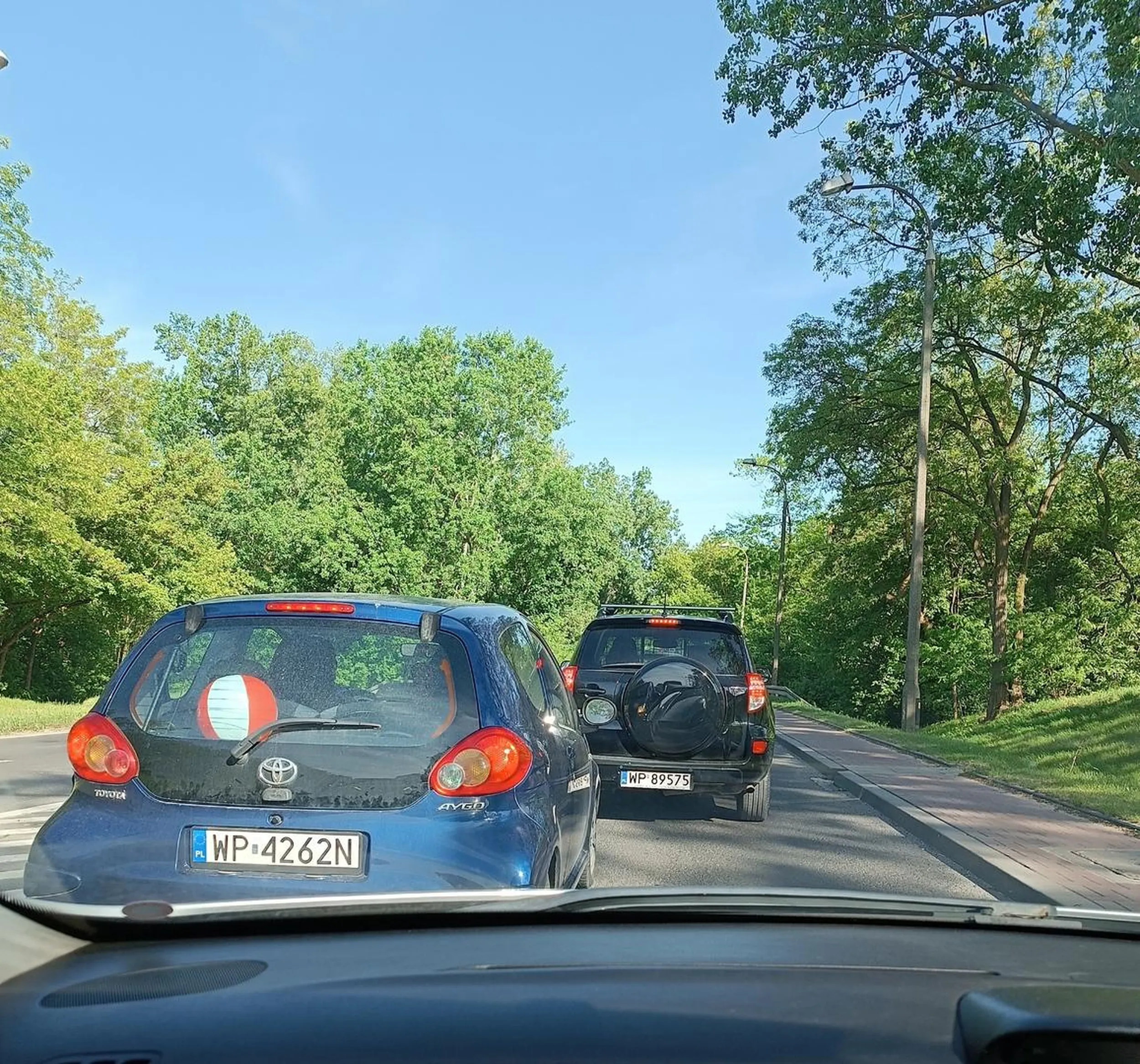 Kto dał tej babie prawko! Nie dość że wpycha sie i wymusza pierwszeństwo to potem nie potrafi jechać w rzędzie tylko kombinuje jak spowodować wypadek. Zabrać temu prawko!