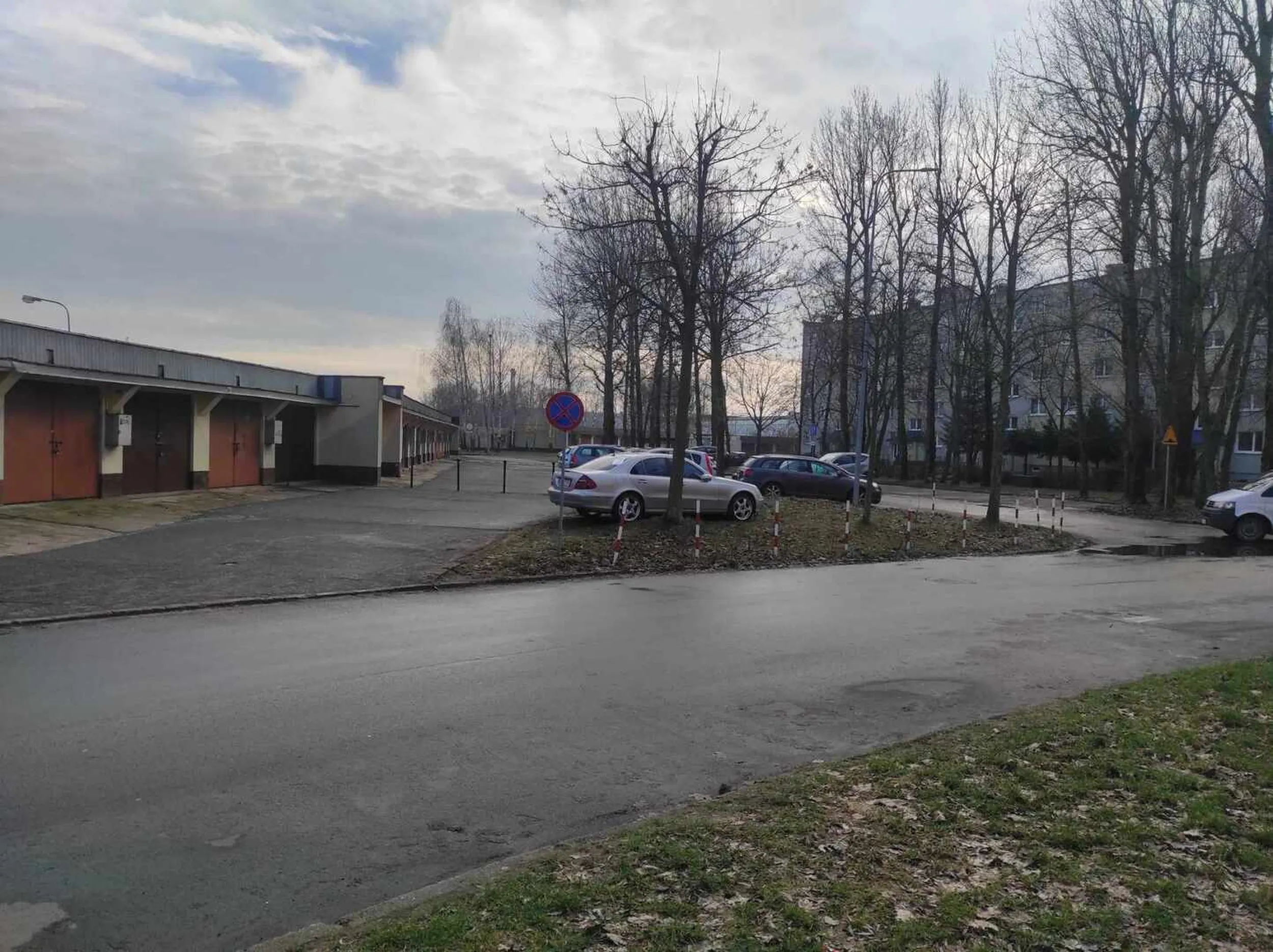 Bez komentarza. Gówniarz w "angliku" parkuje na zakazie i trawniku ... Się zrymowało :)