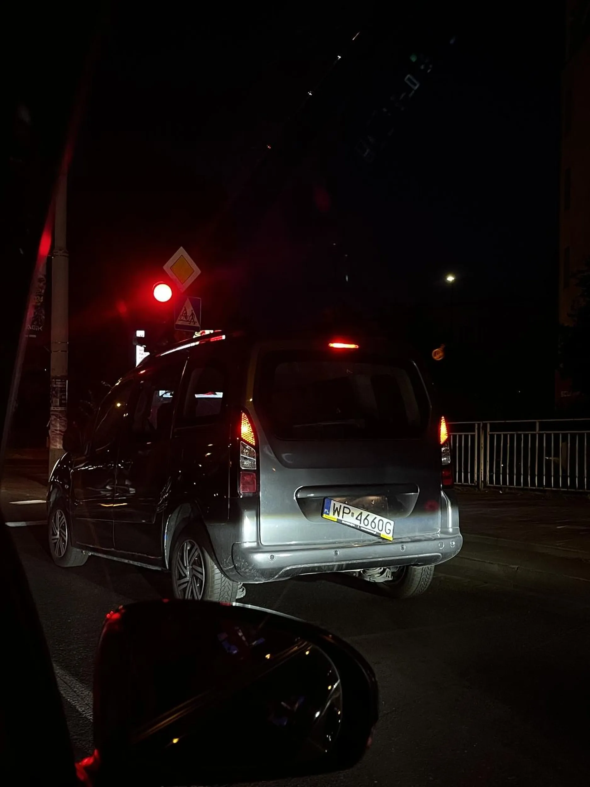 bo pani rejestracja odpadła niech pani przykręci ja z powrotem