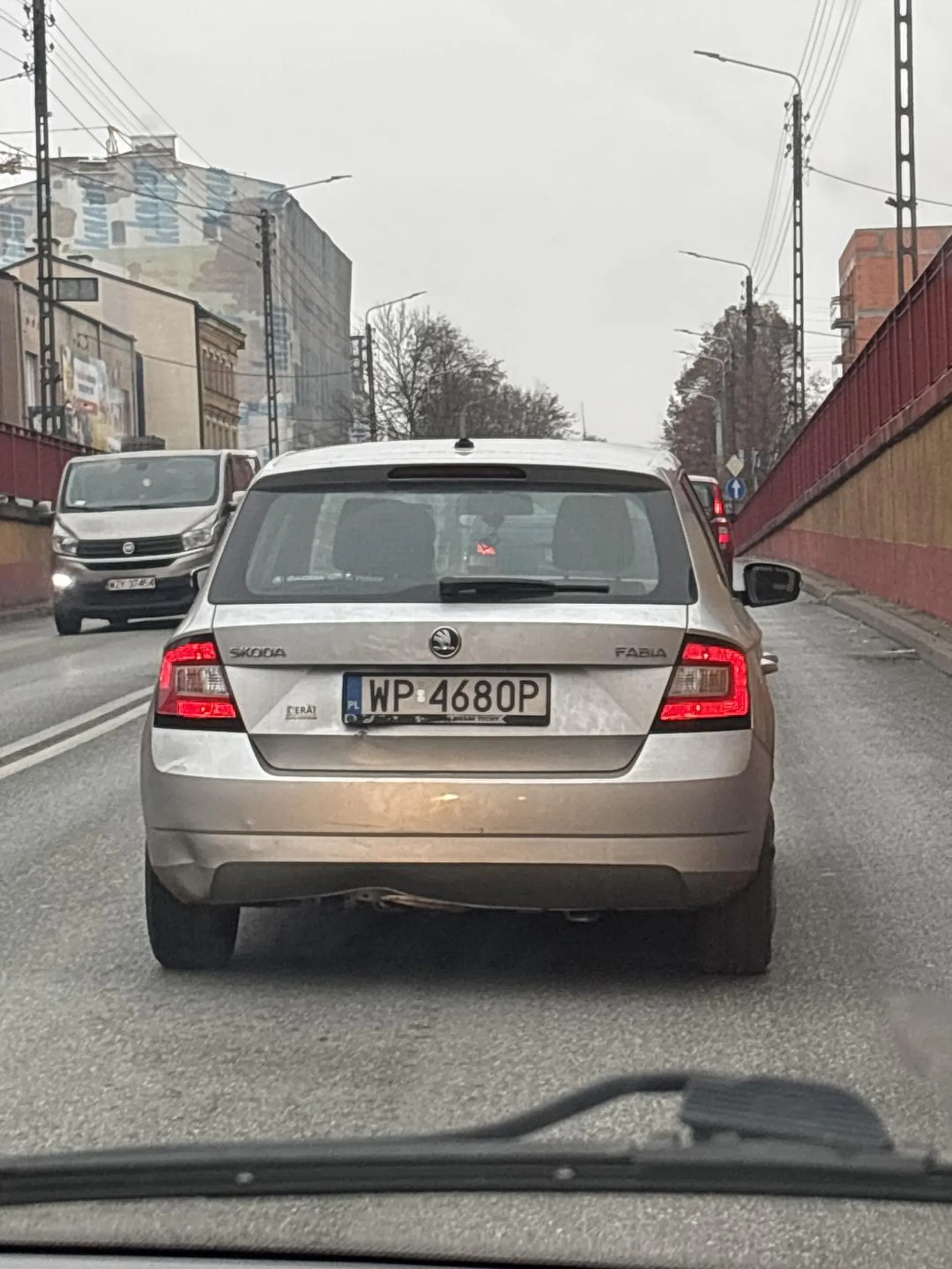 Kobieta stwarza zagrożenie na drodze, hamuje tak żeby w nią przywalić, nie włącza kierunkowskazów na skrzyżowaniu