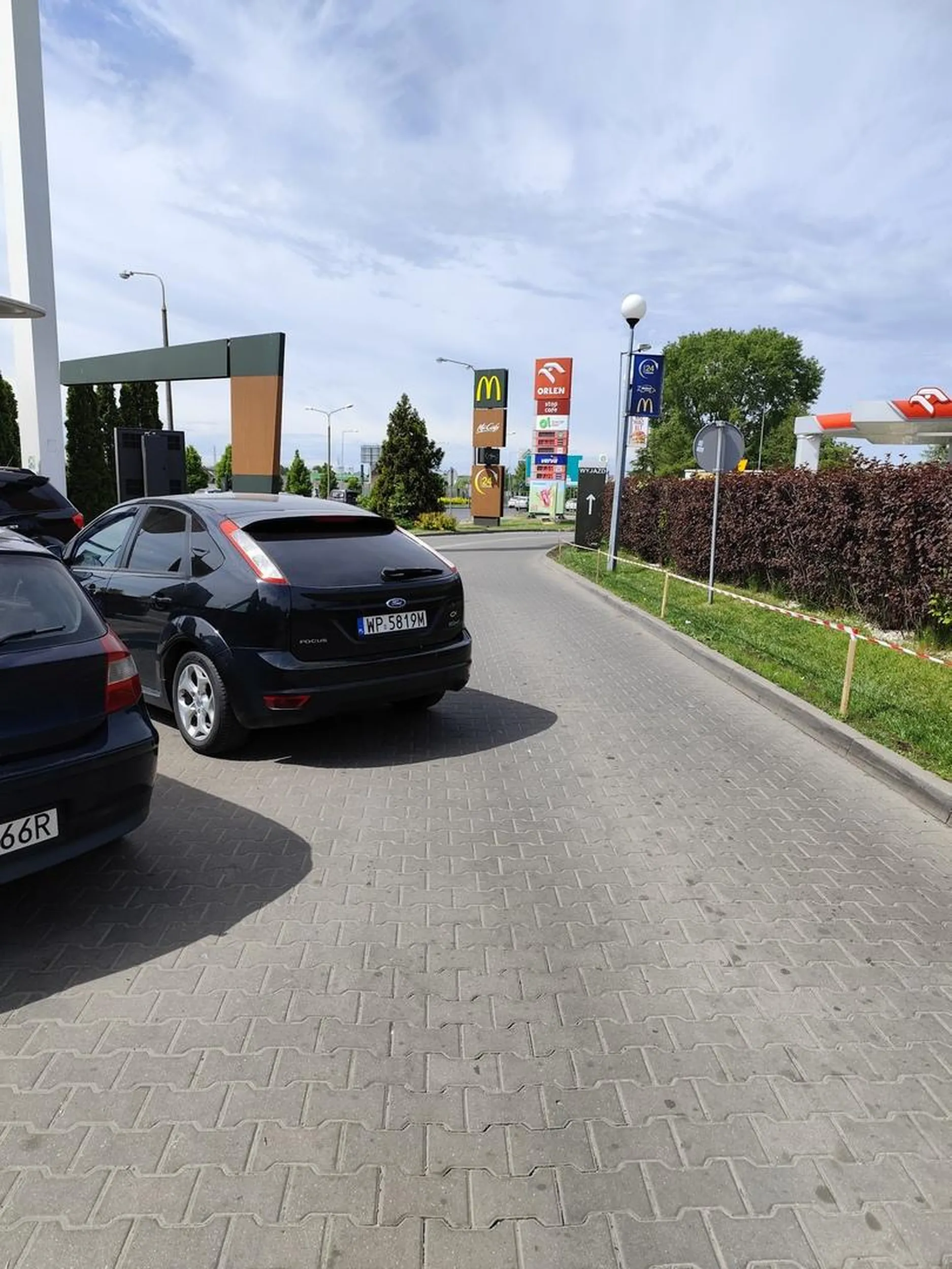 Babka parkuje w taki sposób, że blokuje innym przejazd, a auto zostawia idąc w tym czasie do McDonalda.