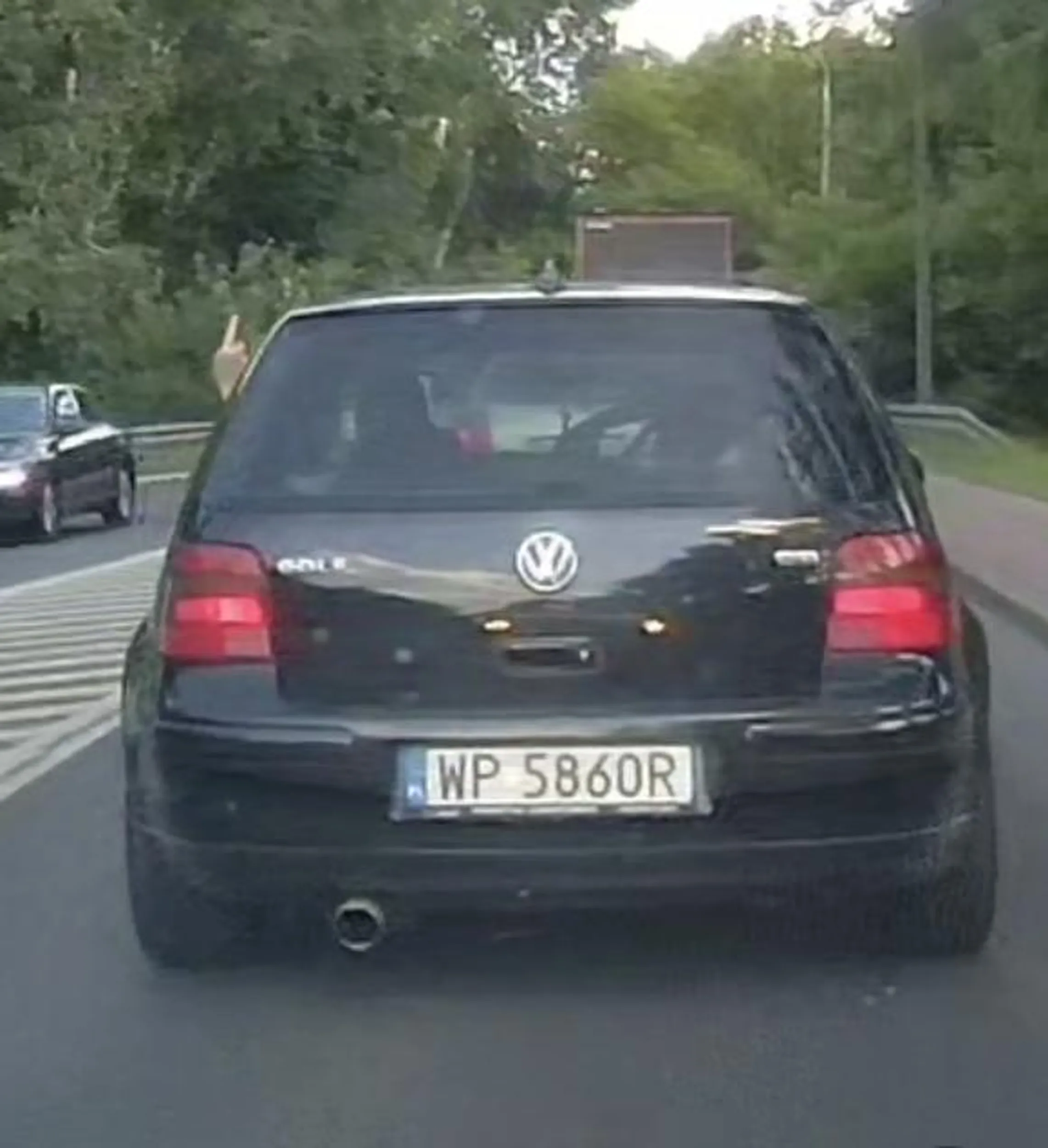 Jak chcesz wietrzyć w samochodzie bo Ci klima nie chodzi,  to naprawdę nie trzeba na wszystkich trukać i pokazywać f!kera xD