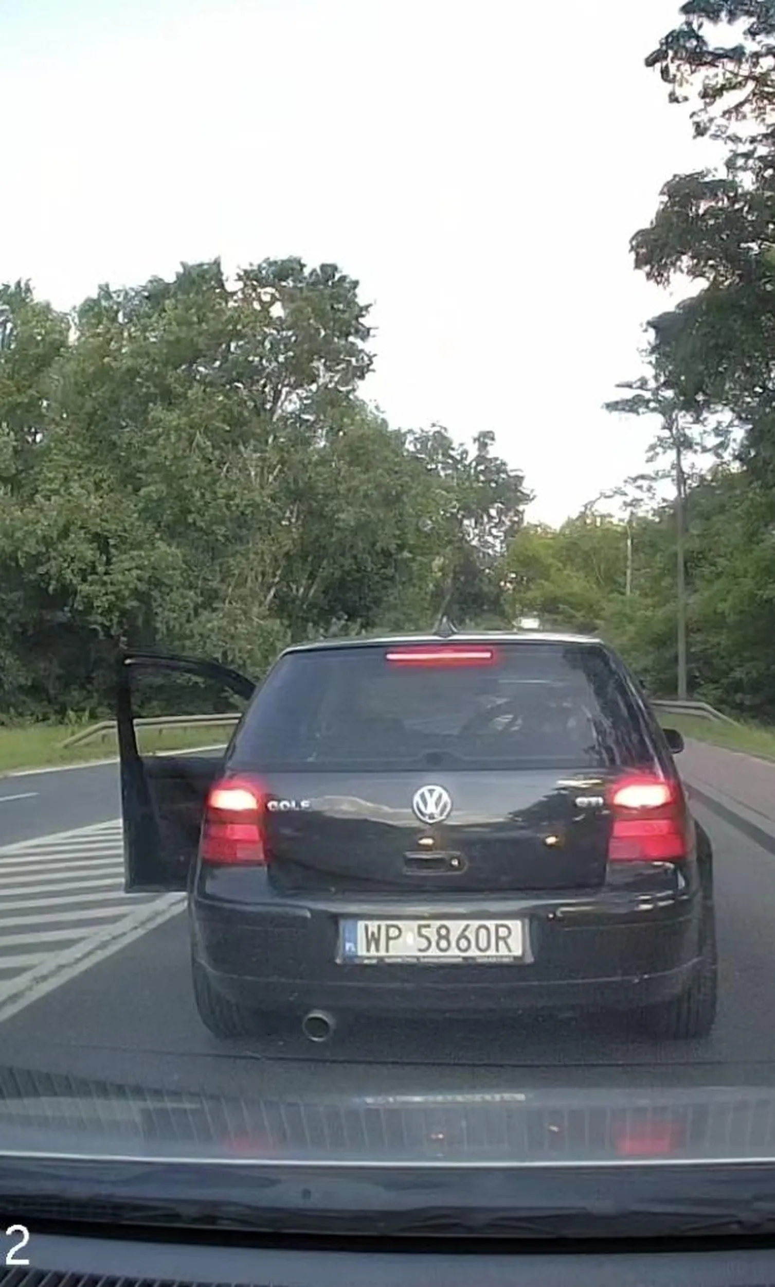 Jak chcesz wietrzyć w samochodzie bo Ci klima nie chodzi,  to naprawdę nie trzeba na wszystkich trukać i pokazywać f!kera xD