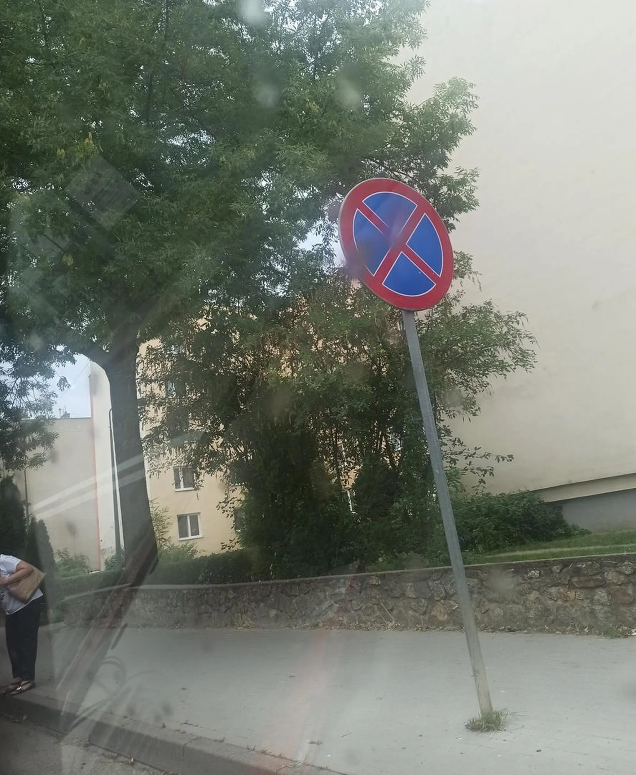 Szmaciarz blokuje ruch drogi na zakazie zatrzymywania sie gdzie 50 metrow dalej jest parking