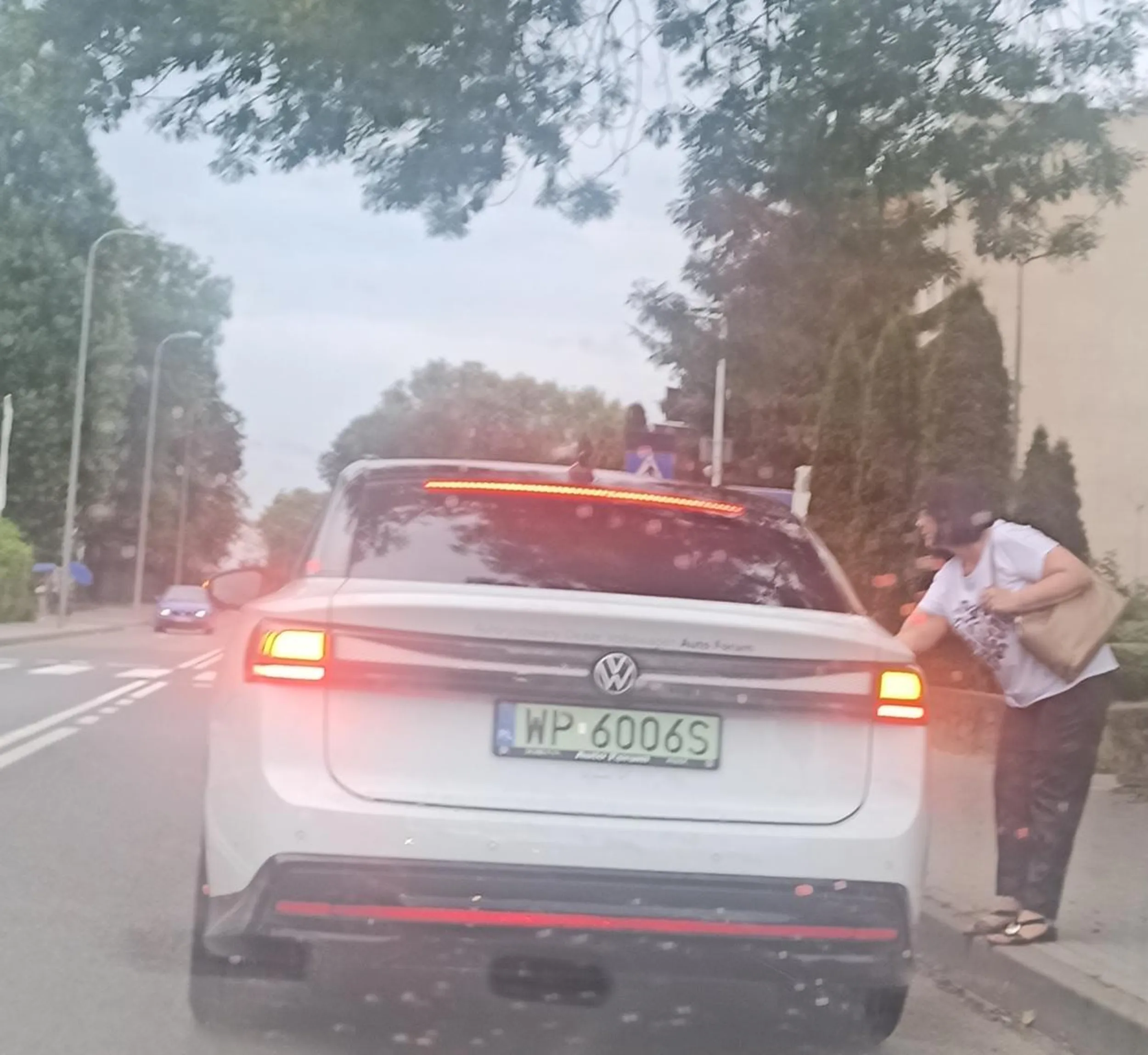 Szmaciarz blokuje ruch drogi na zakazie zatrzymywania sie gdzie 50 metrow dalej jest parking