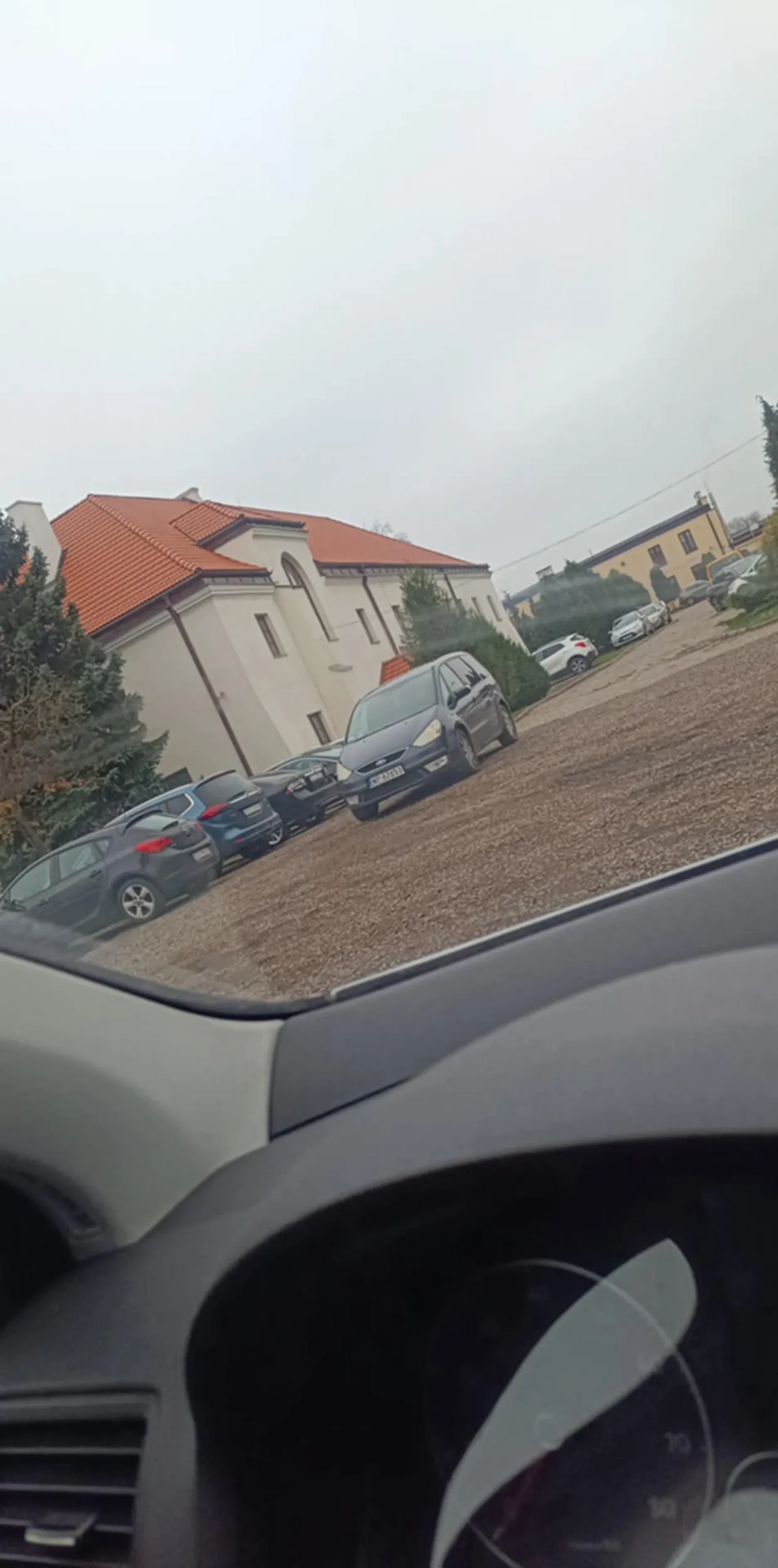 Użytkownik parkingu mimo pustej połowy placu stanoł centralnie na środku