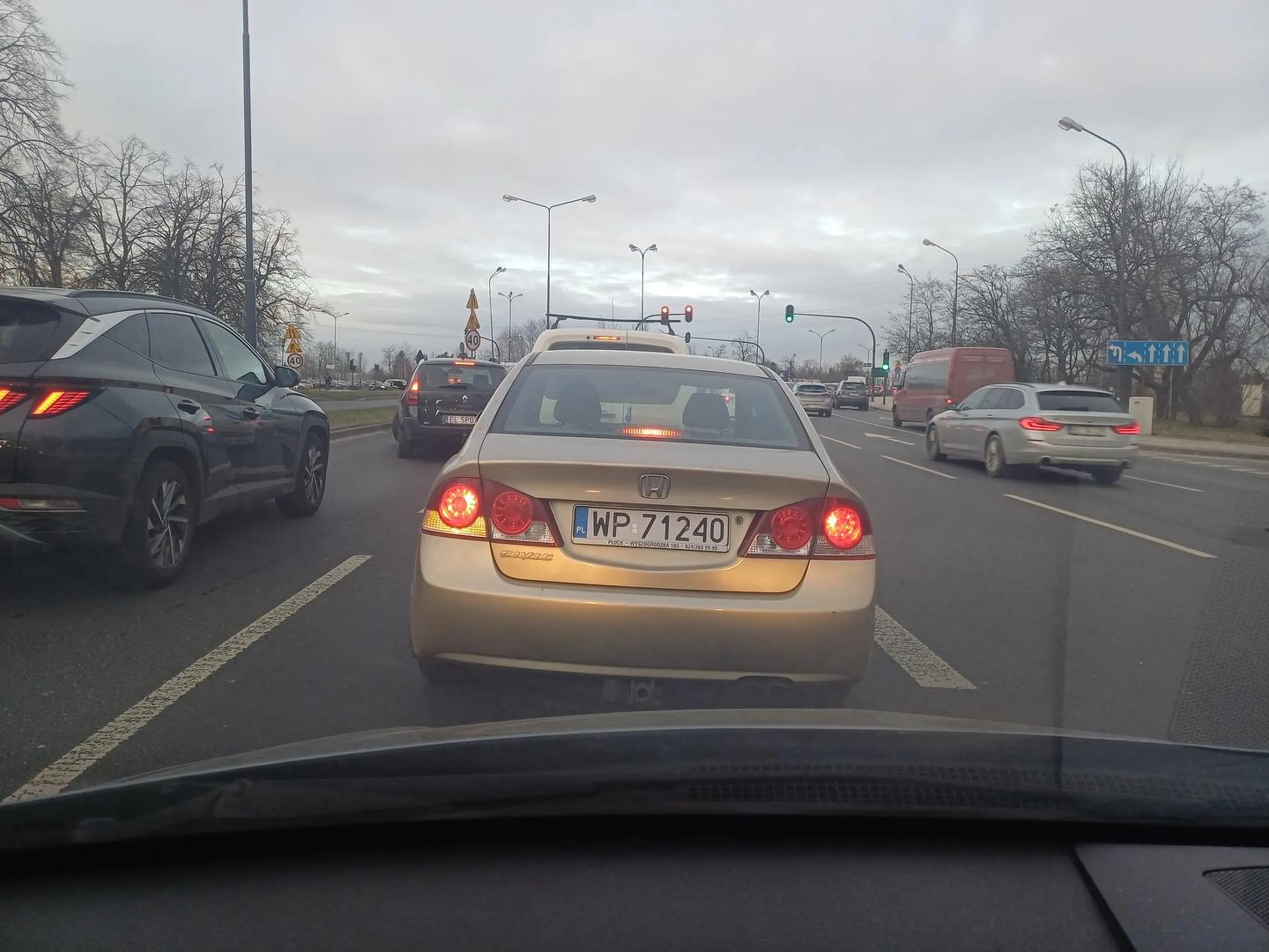 Zajeżdżanie drogi, wpychanie się i spychanie z pasa dla tego osobnika to nie problem. Na dodatek rzuca nim po pasach jak ? w przereklamowany.