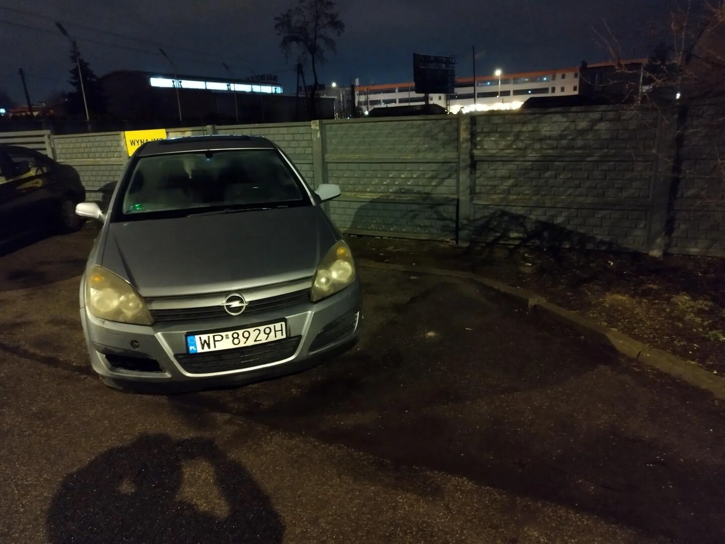 Mistrz parkowania, samolubny człowiek, który uważa że miejsce na którym by się zmieściły 2 samochody należą sie tylko jemu