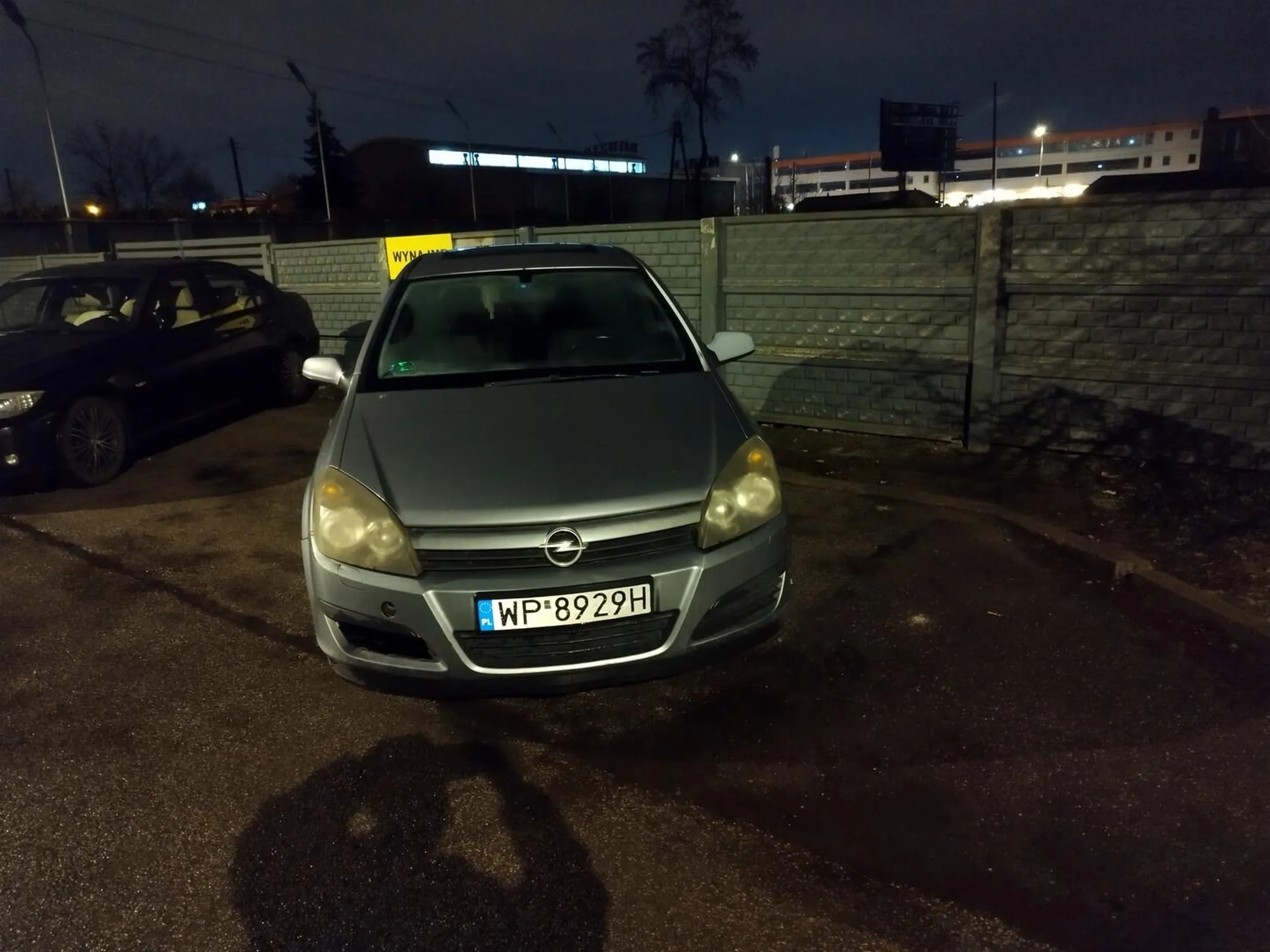 Mistrz parkowania, samolubny człowiek, który uważa że miejsce na którym by się zmieściły 2 samochody należą sie tylko jemu