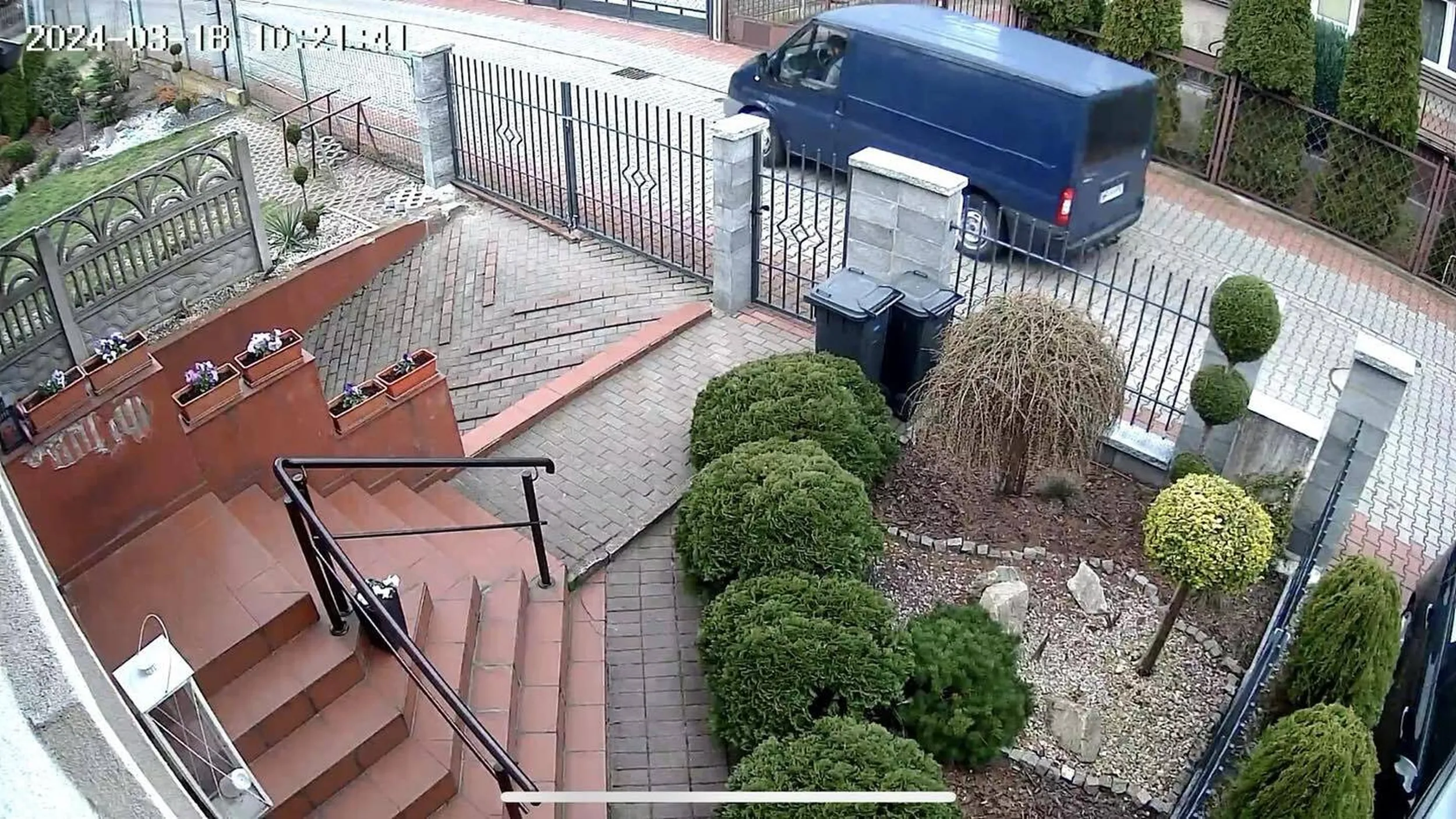 Ostatnio na granatowym Fordzie Transit w Kaliszu próba włamania, prędzej był w Pawłówku. Jeździ po osiedlach domów jednorodzinnych i spawdza czy jest ktoś w domu.