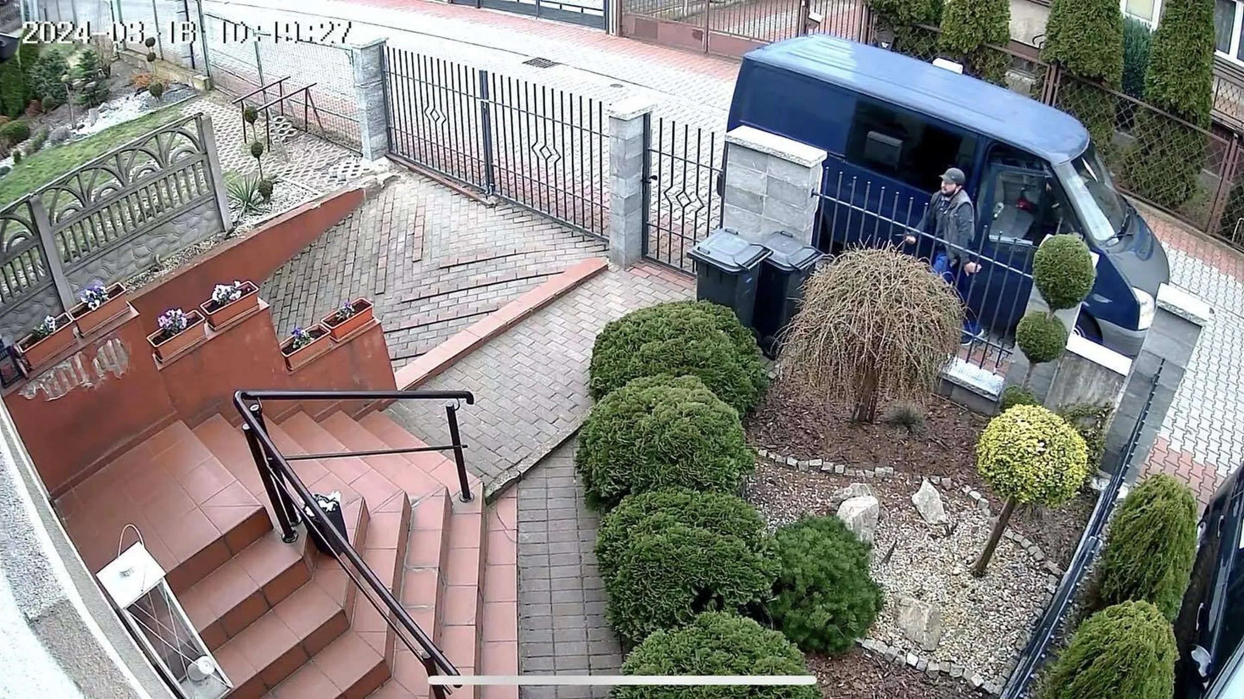 Ostatnio na granatowym Fordzie Transit w Kaliszu próba włamania, prędzej był w Pawłówku. Jeździ po osiedlach domów jednorodzinnych i spawdza czy jest ktoś w domu.