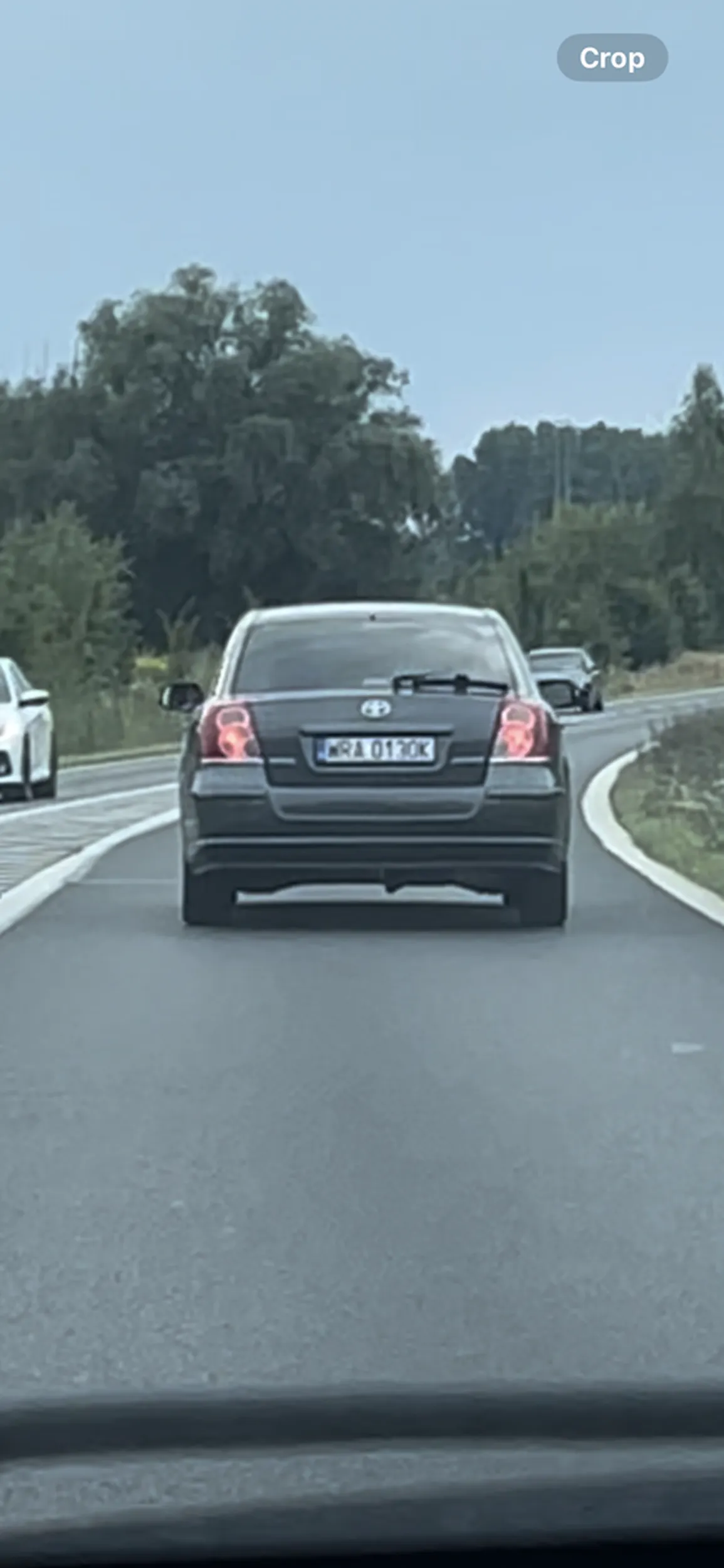 bydło wyprzedza prawym pasem robi wyscigi, wyprzedza prawym pasem na rondzie, po czym blokuje, prowokuje na zjechanie z jezdni chcąc sie bic, uwazac na idiote