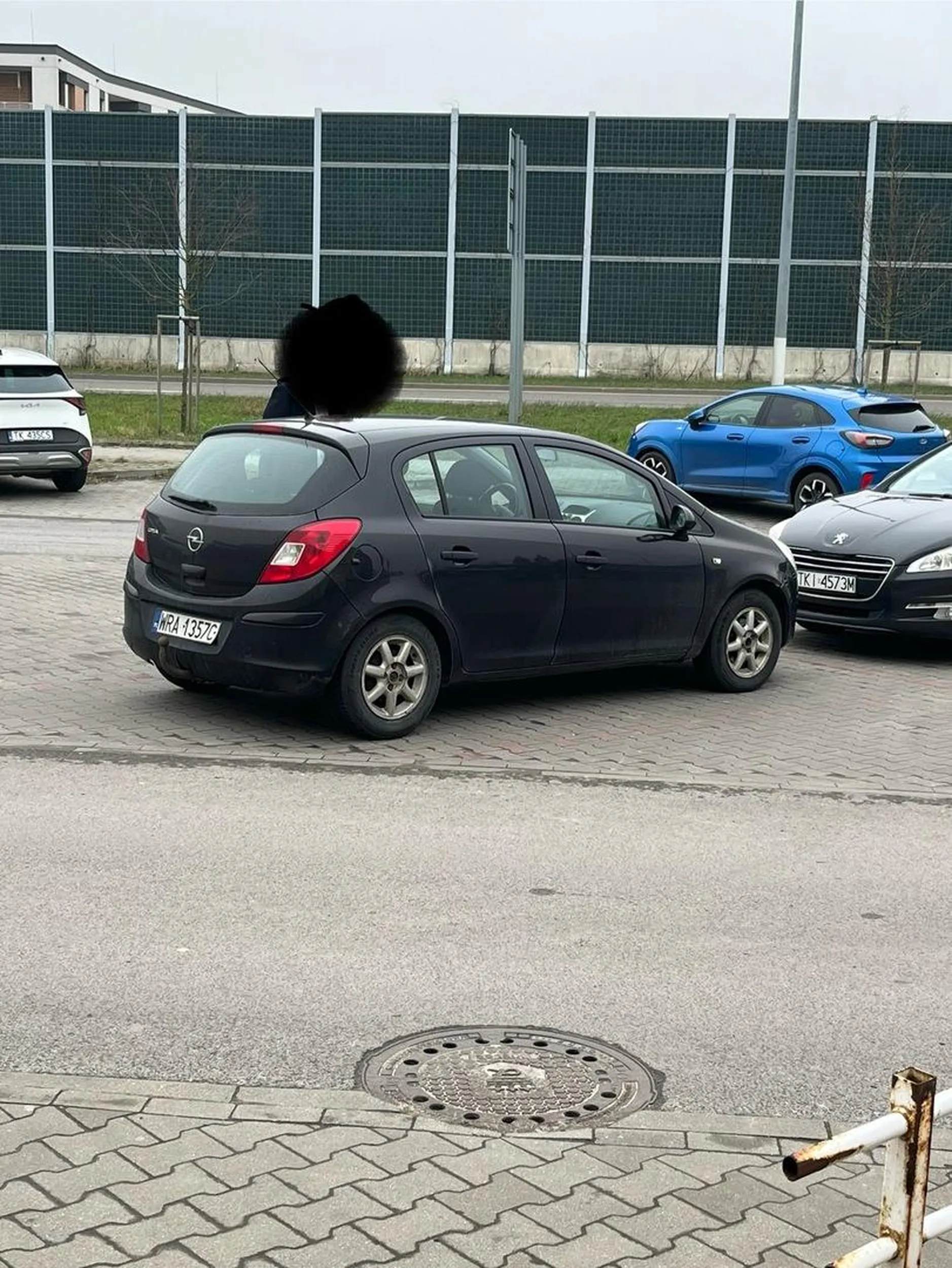 Gościu jest niepoważny… moja ciocia jeździ lepiej, zgarbiony za kierownicą, macha do przechodniów, on = masakra na drodze, lepiej trzymać się z daleka od typka…