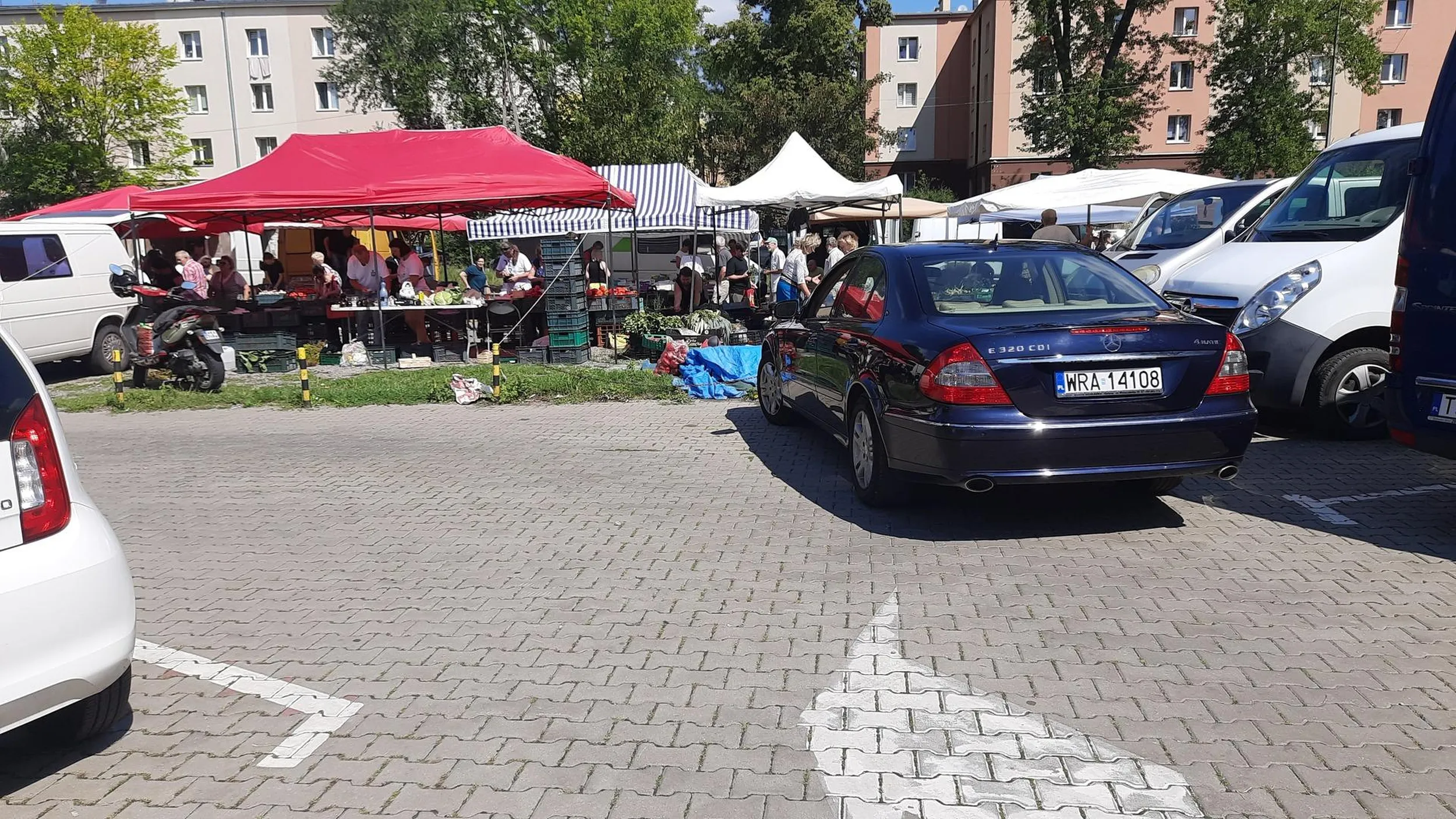 Ma Mercedesa to może parkować gdziekolwiek i blokować przejazd. Stan umysłu