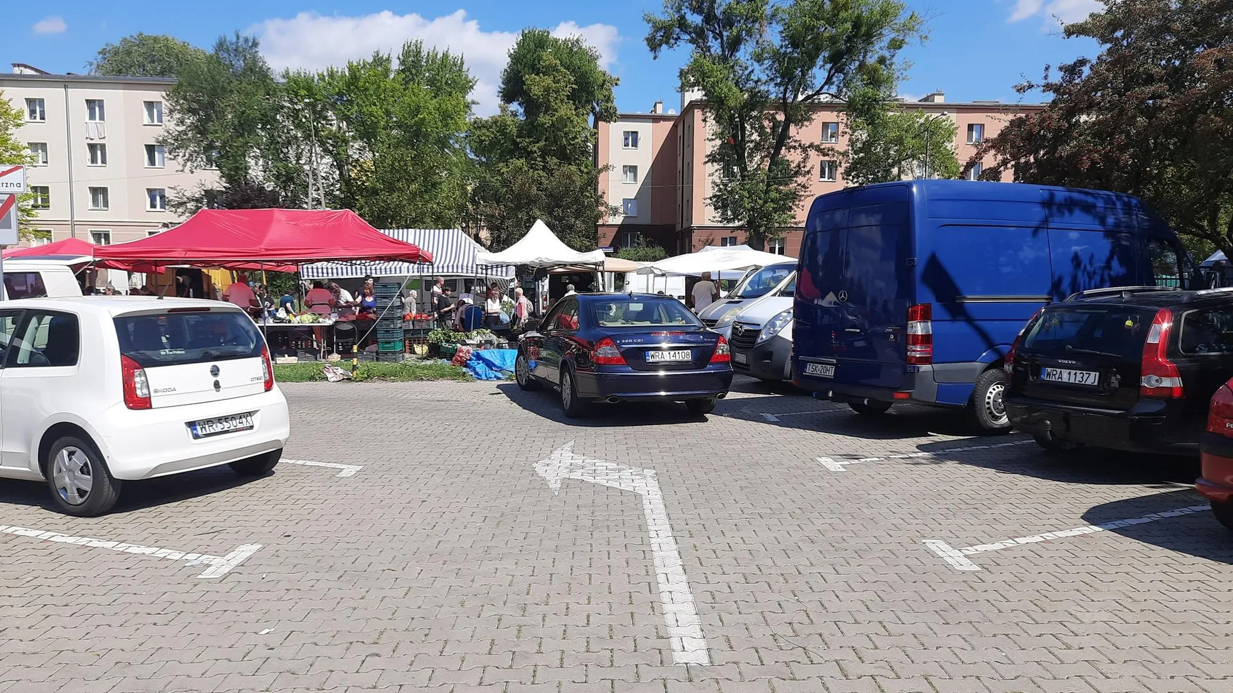 Ma Mercedesa to może parkować gdziekolwiek i blokować przejazd. Stan umysłu