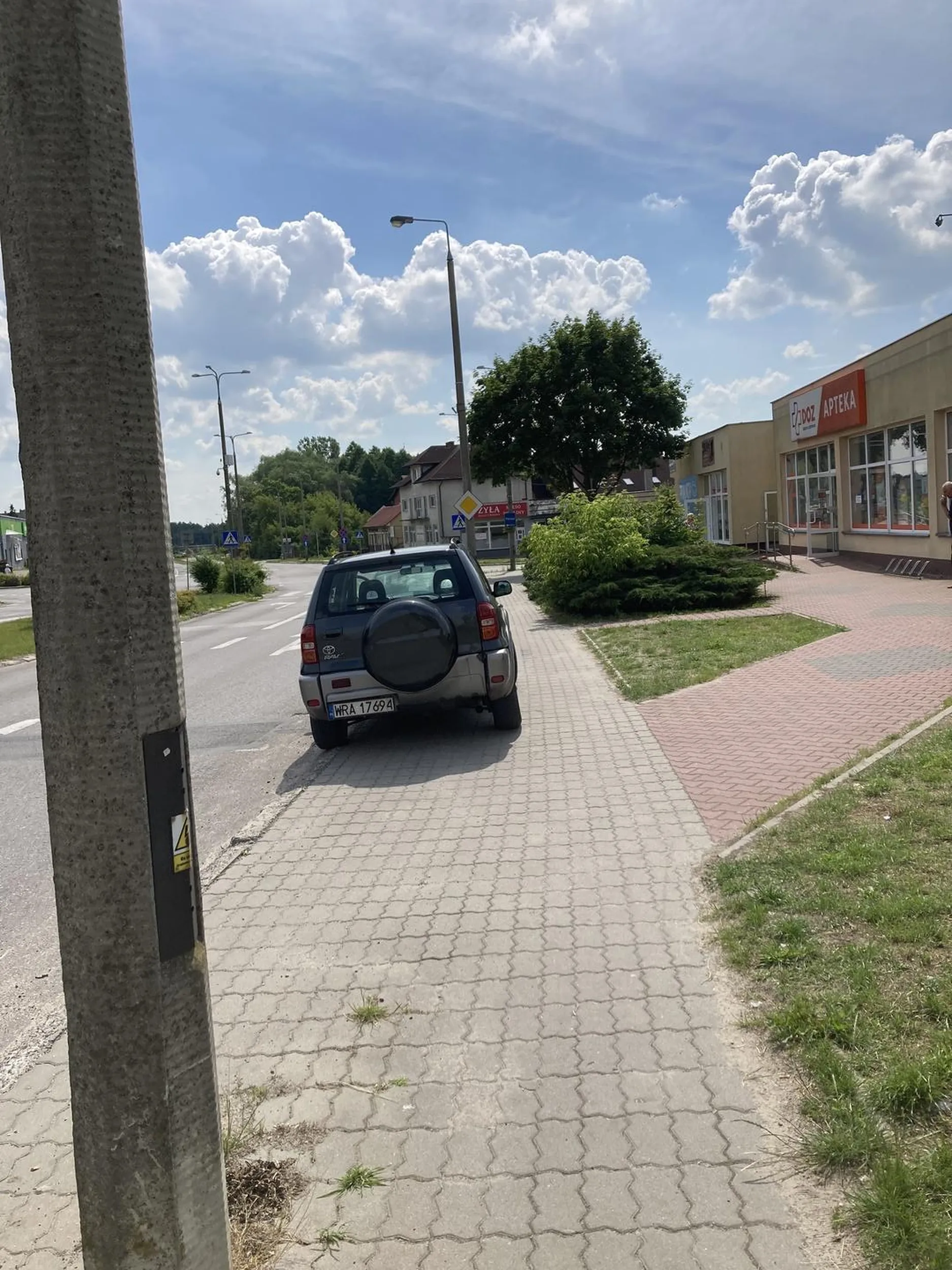 Pionki ulica Mickiewicza (dwupasmówka koło apteki)