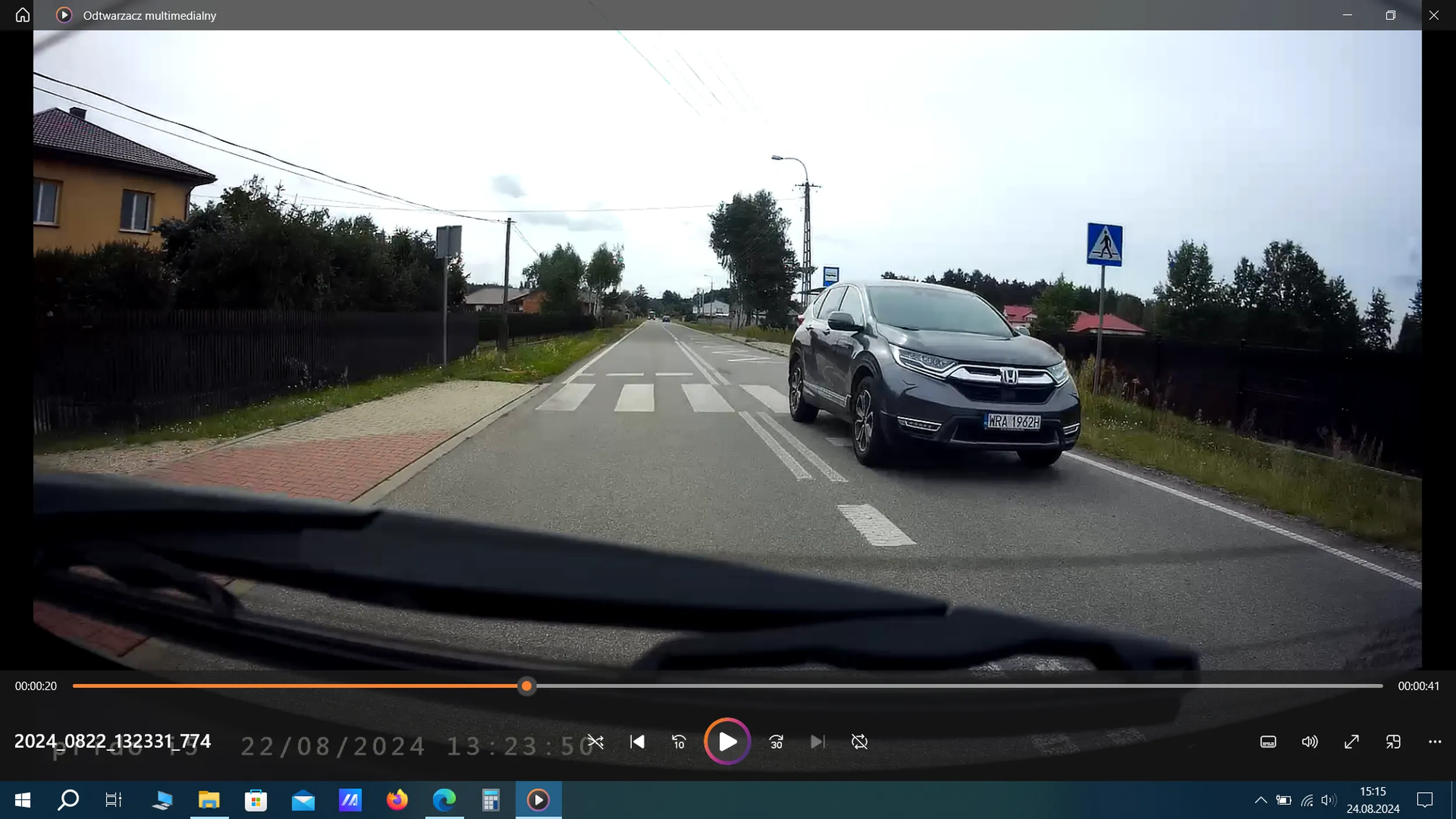 Jaka fajna i szybka Honda... W terenie zabudowanym wyprzedza z prędkością pocisku pojazdy poruszające się zgodnie z ograniczeniem prędkości. A do tego piękny przykład wyprzedzania na przejściu dla pieszych. Po prostu "miszcz".