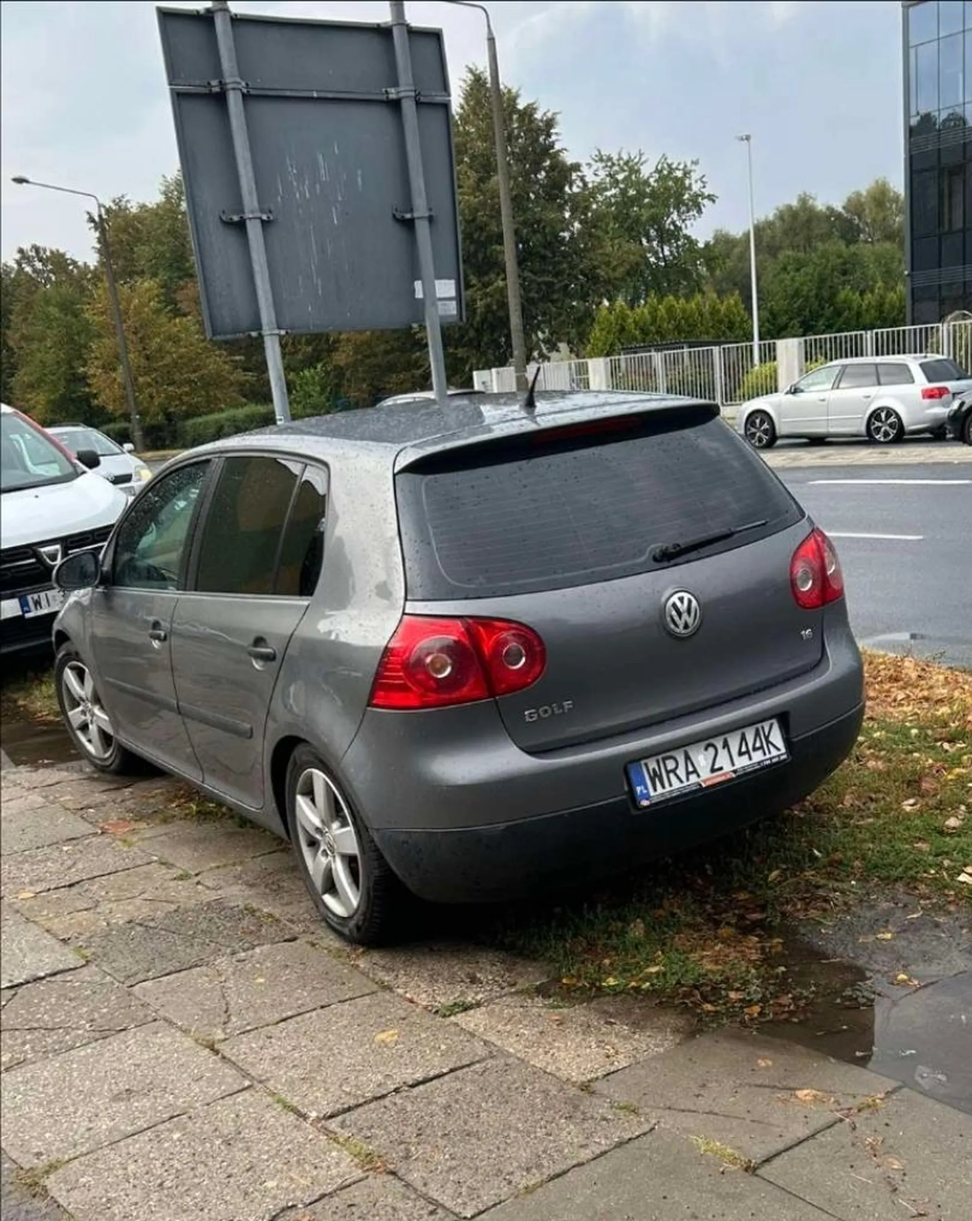 Kierowca zablokował możliwość naprawienia studzienki kanalizacyjnej. Miejsce postoju na trawniku!!! Bezmyślność to drugie imię tej osoby