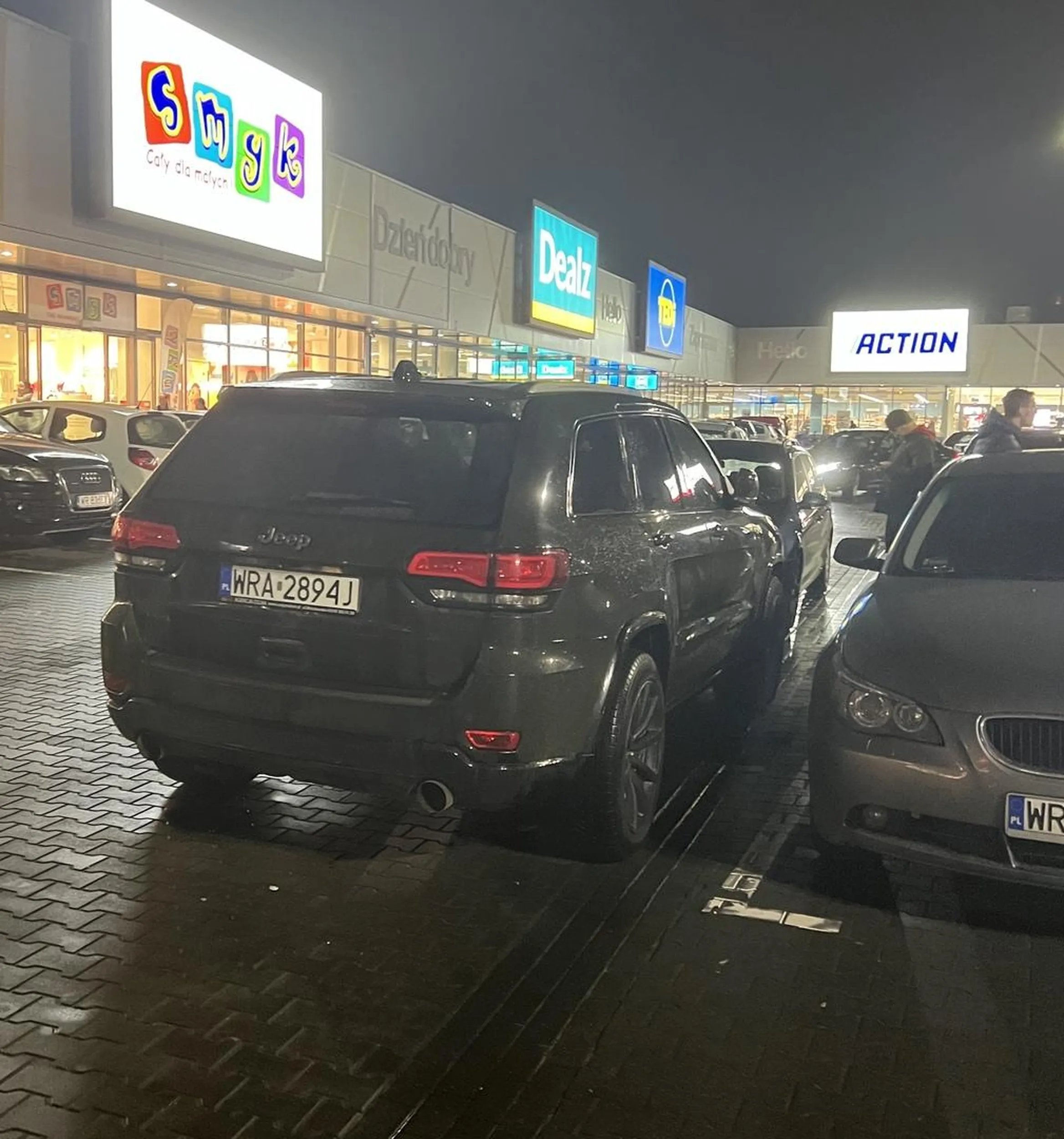 Kierowca ma problemy ze wzrokiem jak widać zostawił samochód na środku przejazdu utrudniając wyjazd z miejsc parkingowych