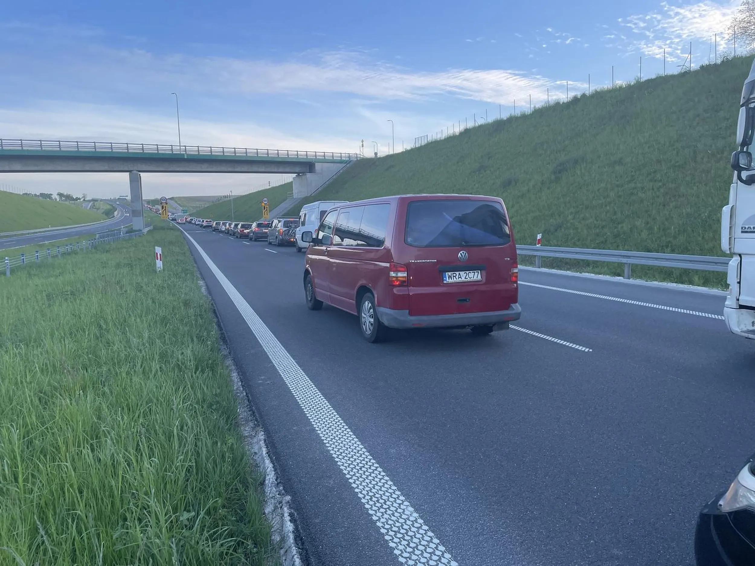 Warszawski szeryf drogowy się znalazł. Blokuje przejazd dziad. W aucie za nim osoba z ciężką cukrzycą