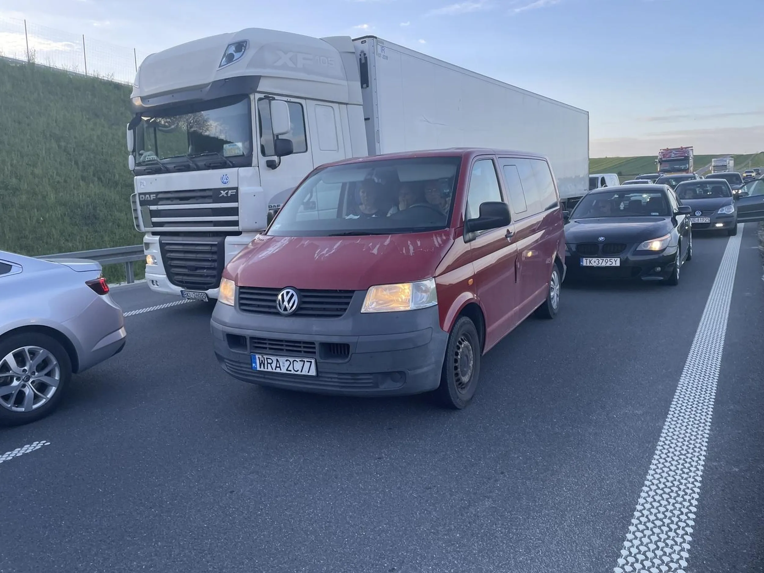 Warszawski szeryf drogowy się znalazł. Blokuje przejazd dziad. W aucie za nim osoba z ciężką cukrzycą