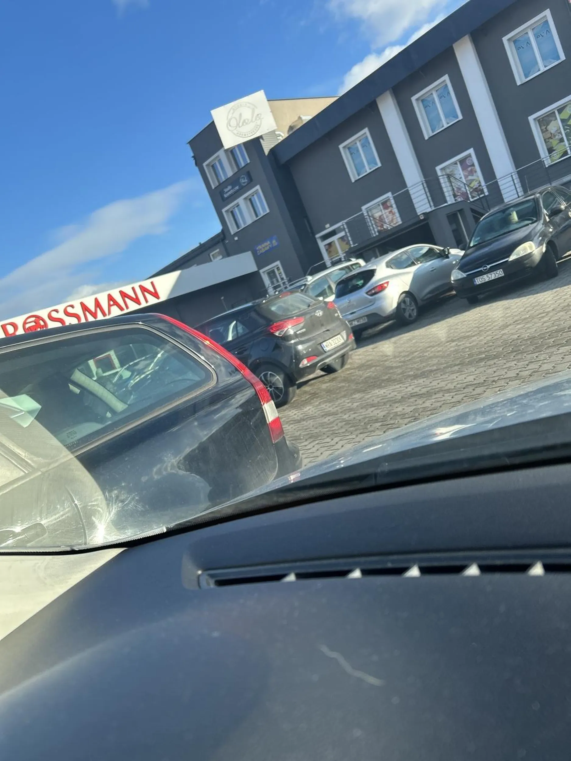 Kobieto nie dość że pod prąd jechałaś to zaparkowałaś na środku parkingu gdzie ktoś chciał wyjechał i musiał się łamać 30 razy a ty sobie na ciuchy poszłaś idiotko… tacy ludzie nie powinni mieć prawa jazdy