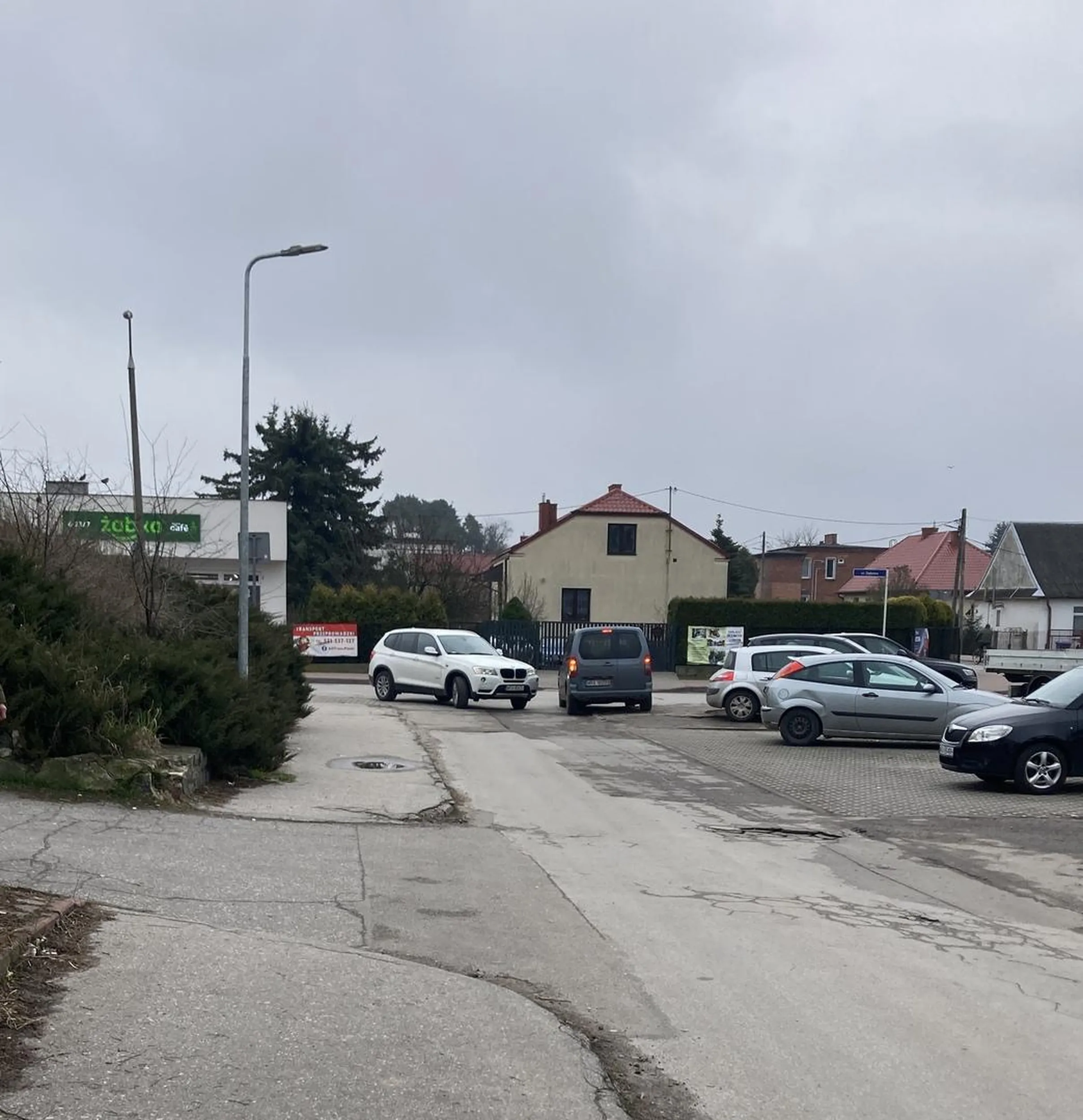 Z parkingu Urzędu Pracy wyjeżdżamy skręcając w lewo a nie w prawo i poruszamy się pod prąd spychając innych uczestników ruchu oraz wymuszając pierwszeństwo. Ulica ta jest jednokierunkowa. Jeżeli nie widział tego pan to proszę iść do okulisty i sprawdzić swój wzrok nim kogoś pan potrąci lub zabije. Pionki, dnia 14.03.2024 godzina 08:05