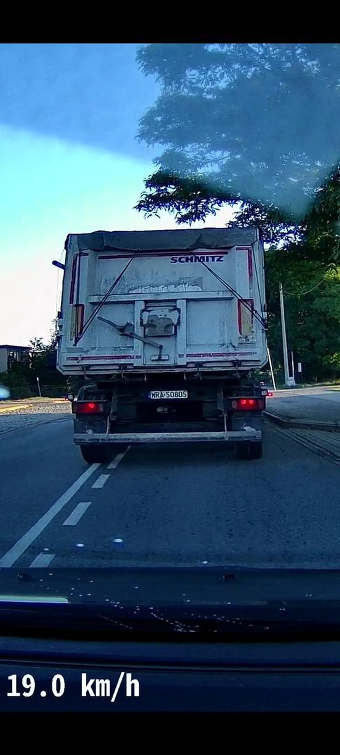 Pan kierowca zawodowy zestawu z naczepą ma totalnie wszystkich gdzieś, wymusza z podporządkowanych