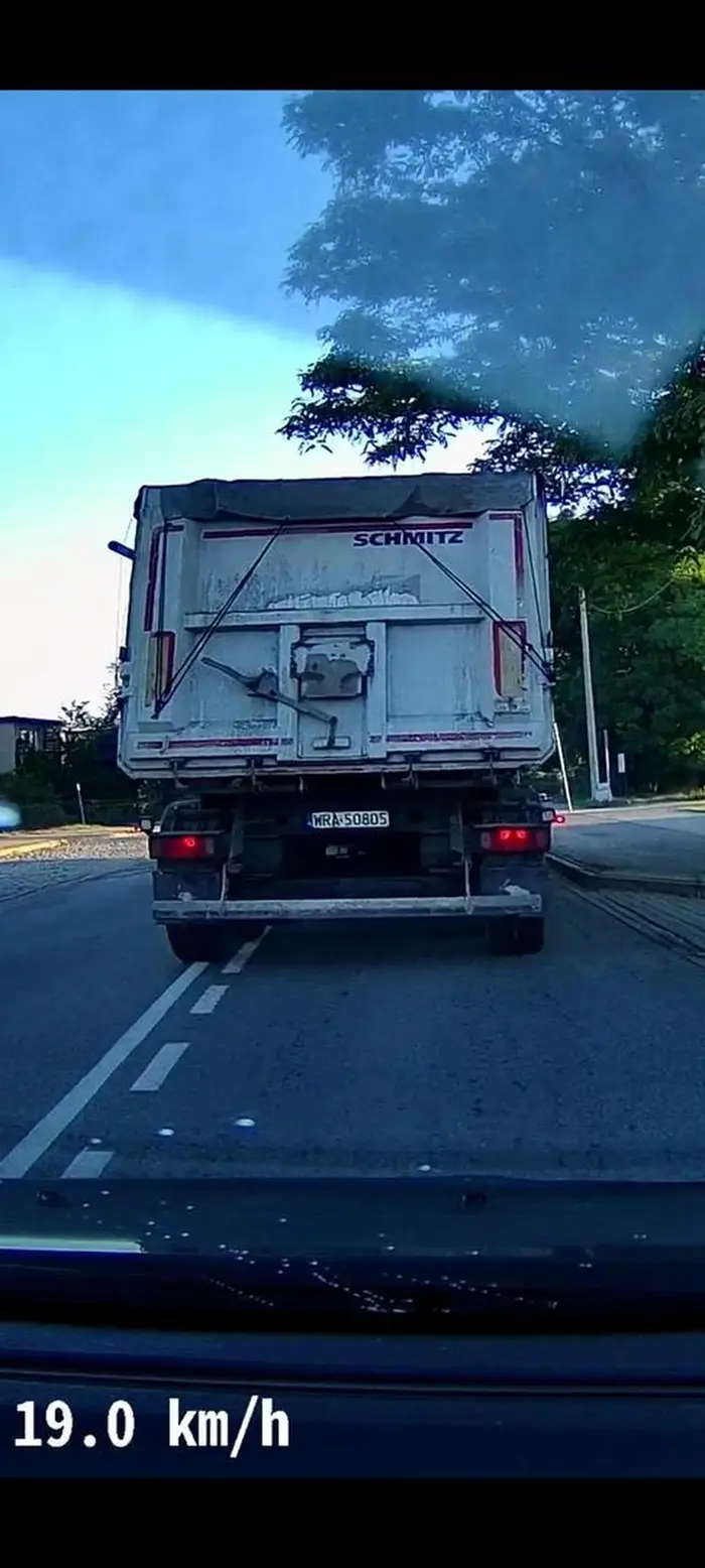 Pan kierowca zawodowy zestawu z naczepą ma totalnie wszystkich gdzieś, wymusza z podporządkowanych