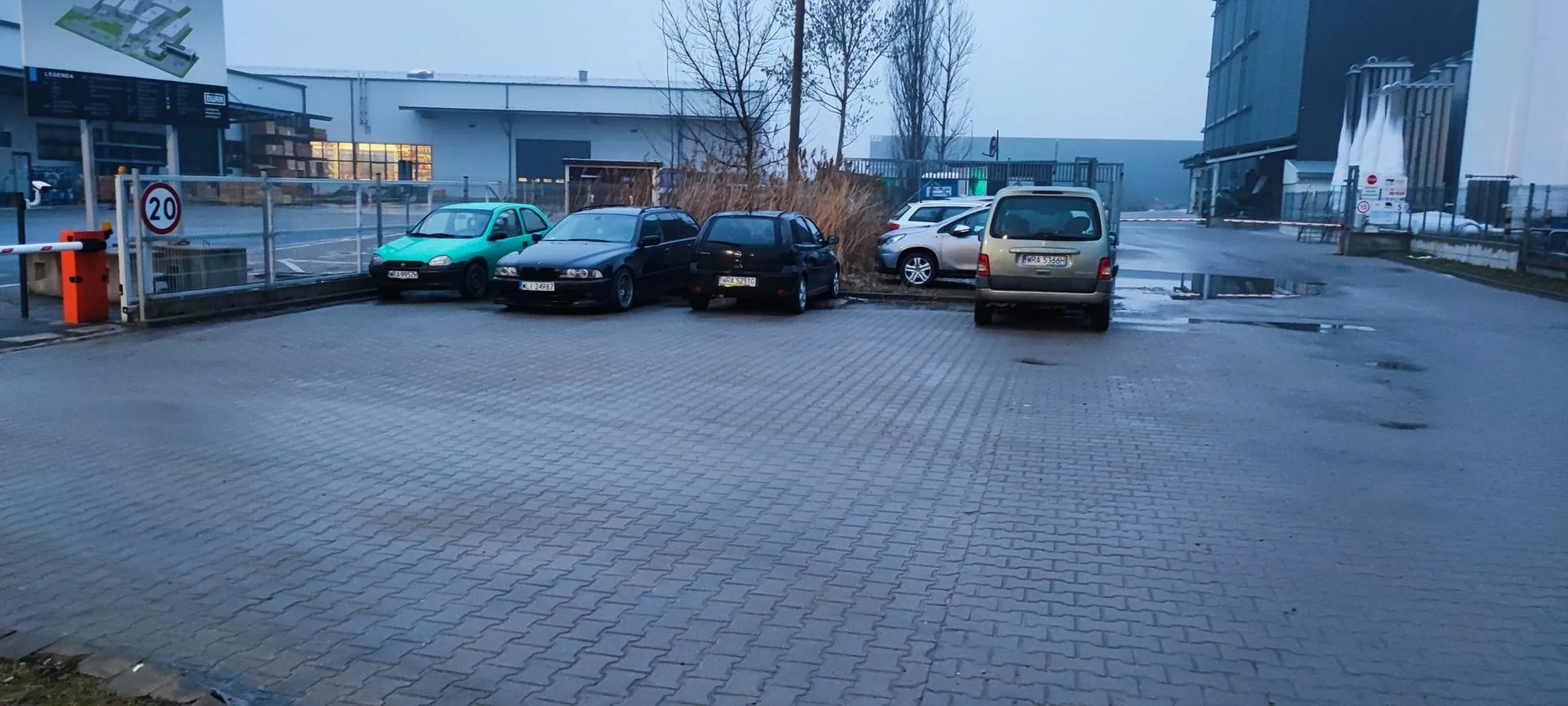 Umiejętności parkowania dla tego kierowcy jest chyba obca. Albo zostawia miejsce dla smarta