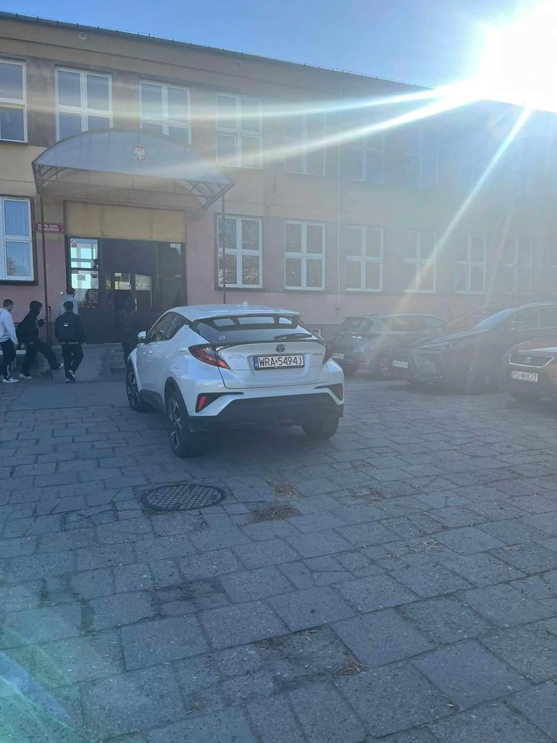 dziwny parking oraz brak kultury kierowcy