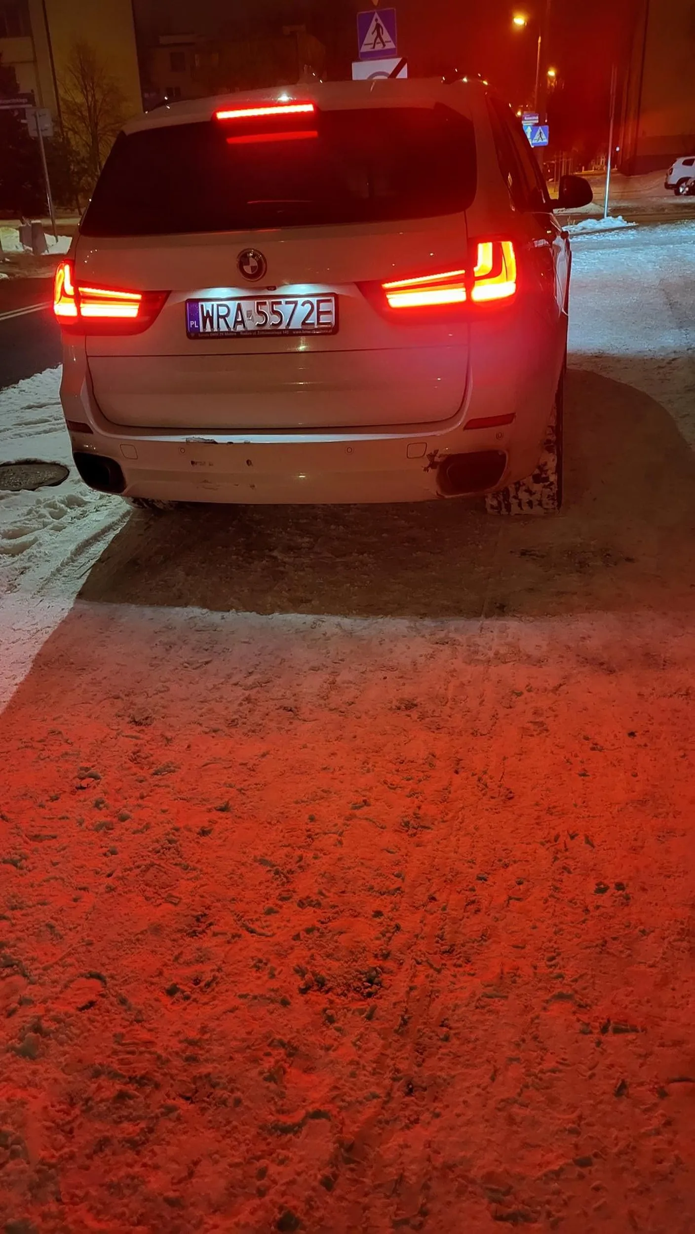 Arogancki kierowca jeżdżący chodnikiem, twierdząc że spadł śnieg i on nie wie czy to ulica czy chodnik...