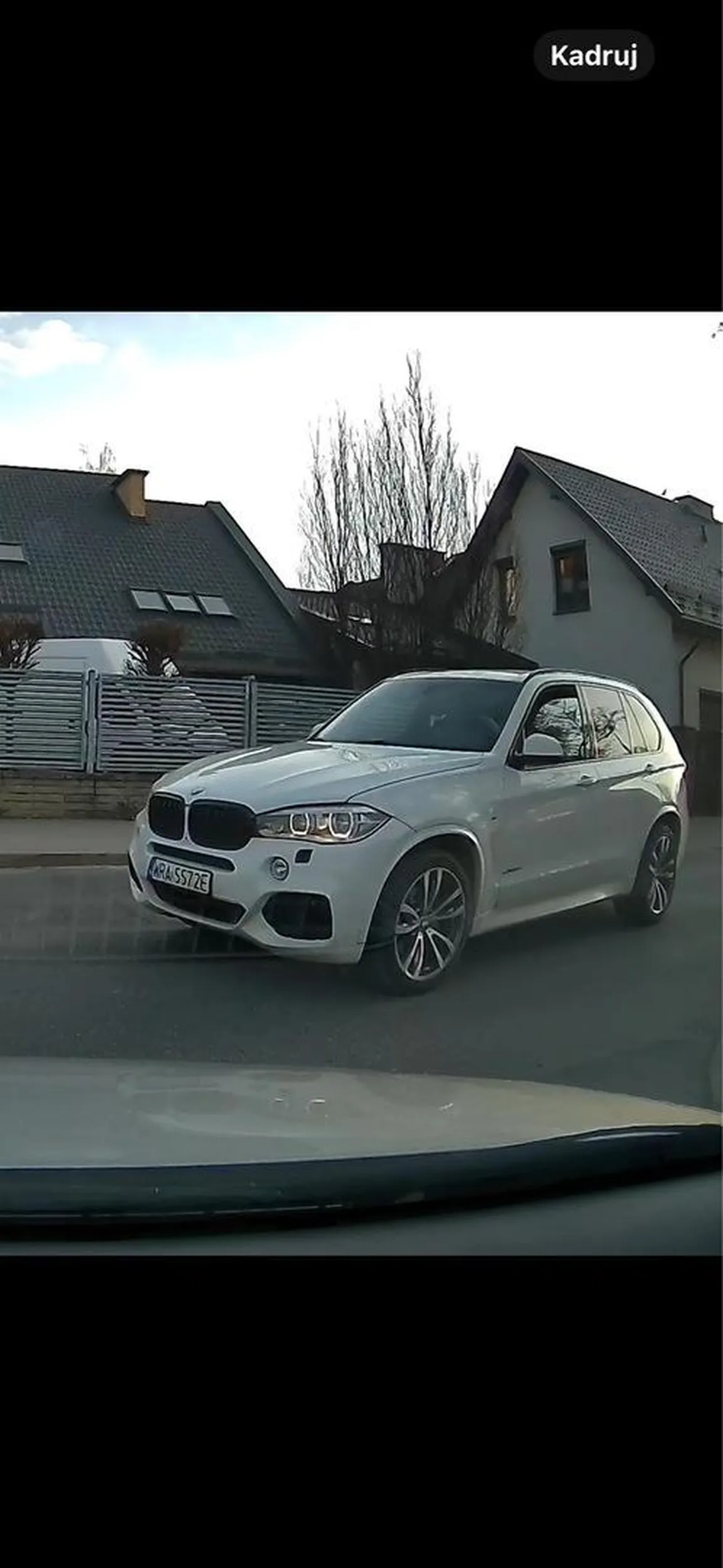 Pajac w bmw, scinając sobie zakręt prawie we mnie wjechał. Oczywiście musiał się zatrzymać i popluć sobie w szybe bo czymś trzeba zrekompensować sobie małe przyrodzenie