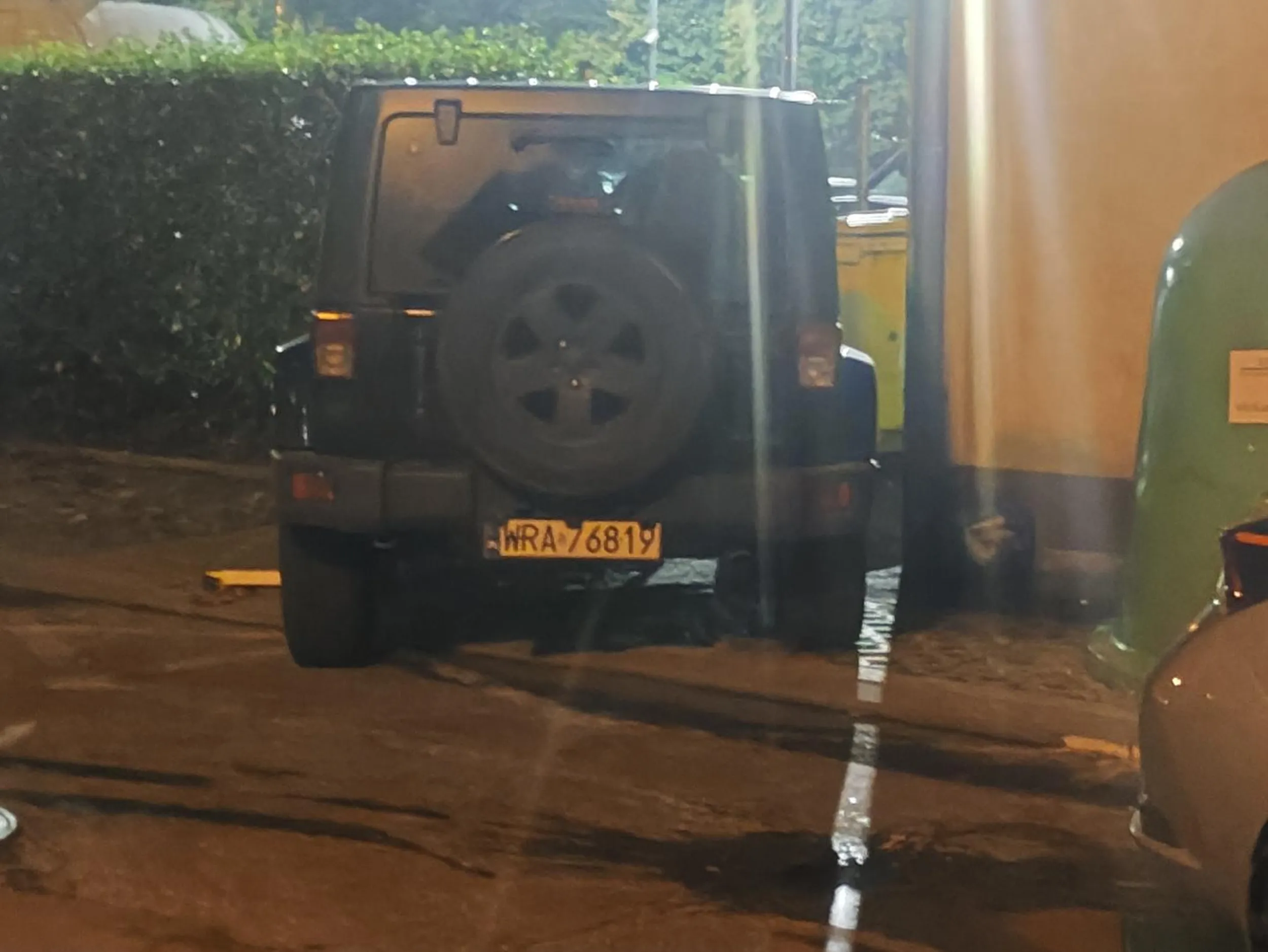 Genialnie zastawił przejście do śmietnika. Już ma na masce jeden worek. Mam nadzieję, że do rana będzie więcej.