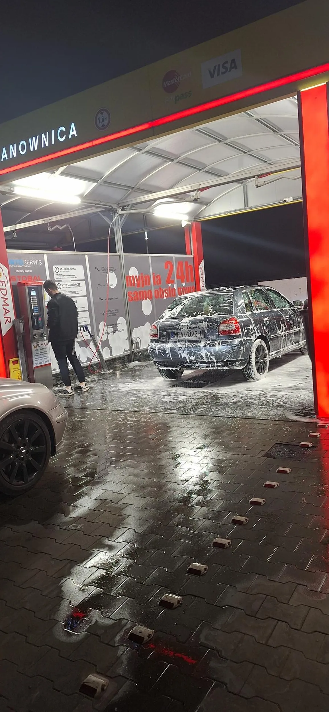 Myje samochód dwie godziny i blokuje myjnie