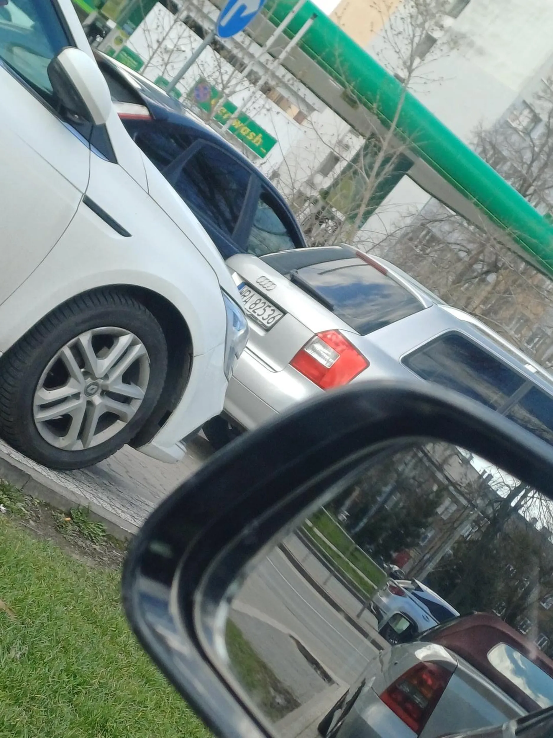 Najlepiej zaparkować na wjeździe na parking żeby zapalić sobie papiersoka. Pozdrawiam dwie świetne panie. Oby więcej takich genialnych pomysłów w tych łbach