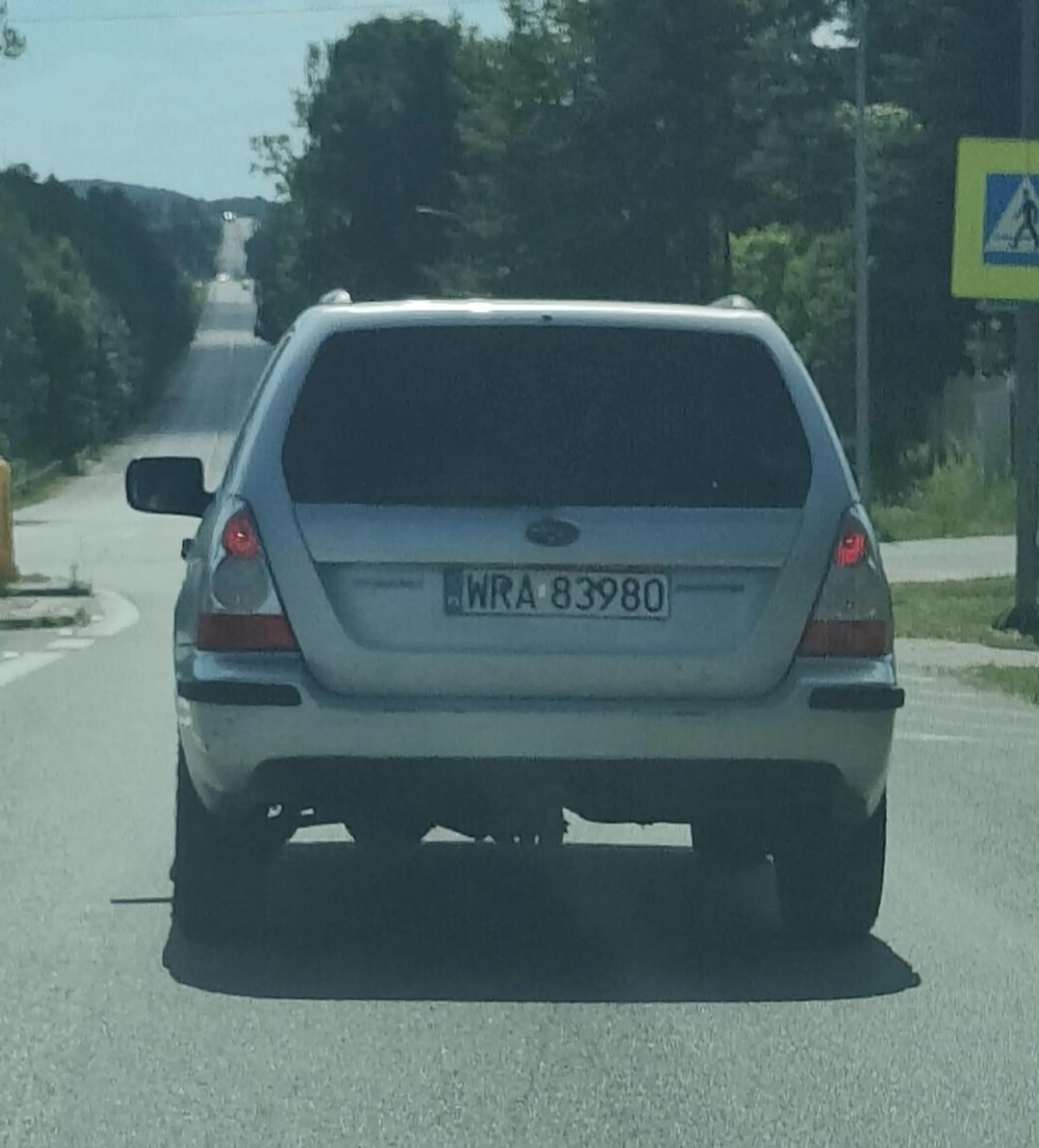 Zajeżdża drogę, przyhamowuje, jeździ slalomem. Baran na drodze!