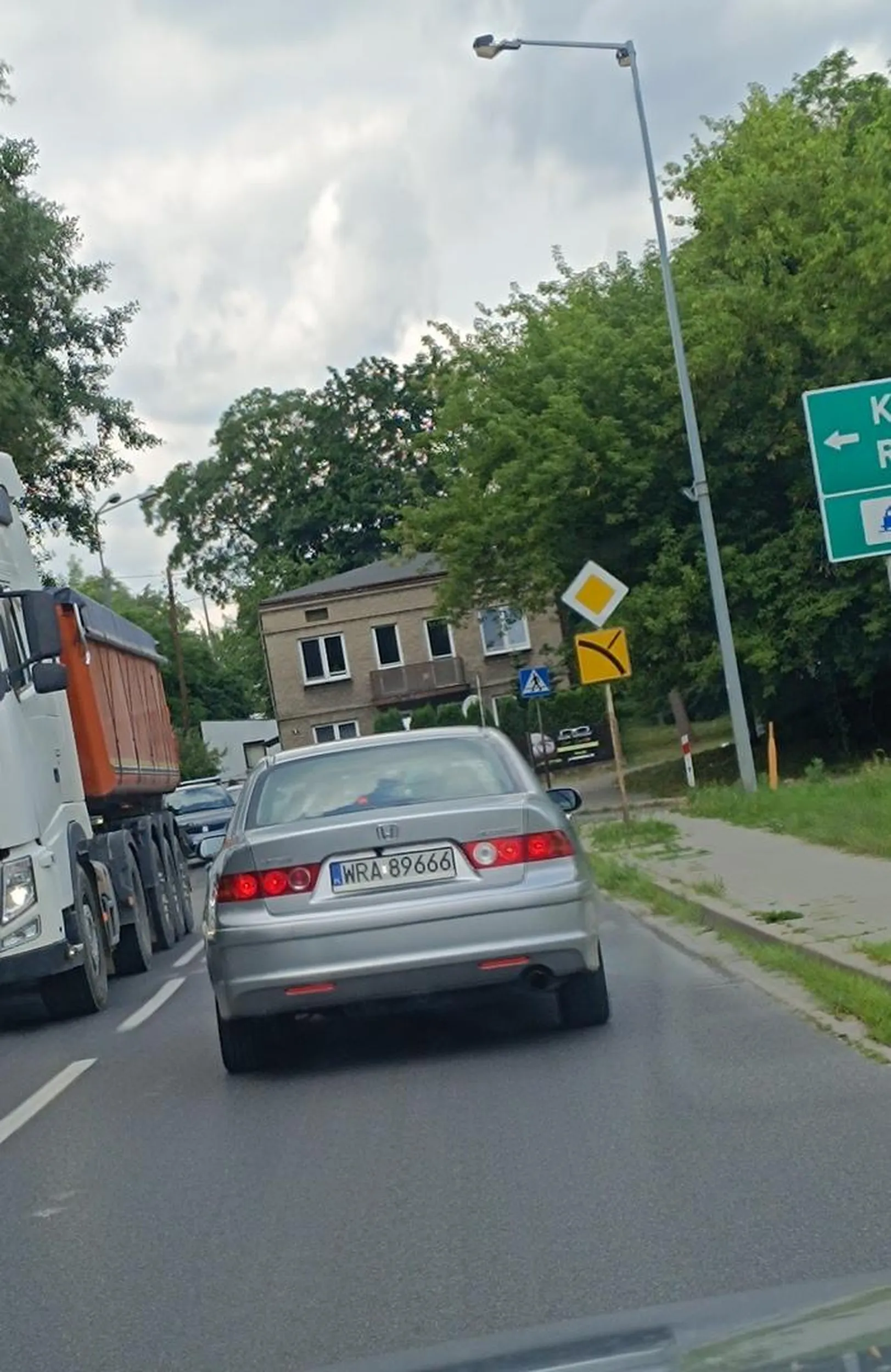 Kierowca wymusił pierwszeństwa, uszkodziłem przez ciebie oponę unikając zderzenia, po czym kierowca odjechał. Naucz się jeździć bo robisz zagrożenie na drogach