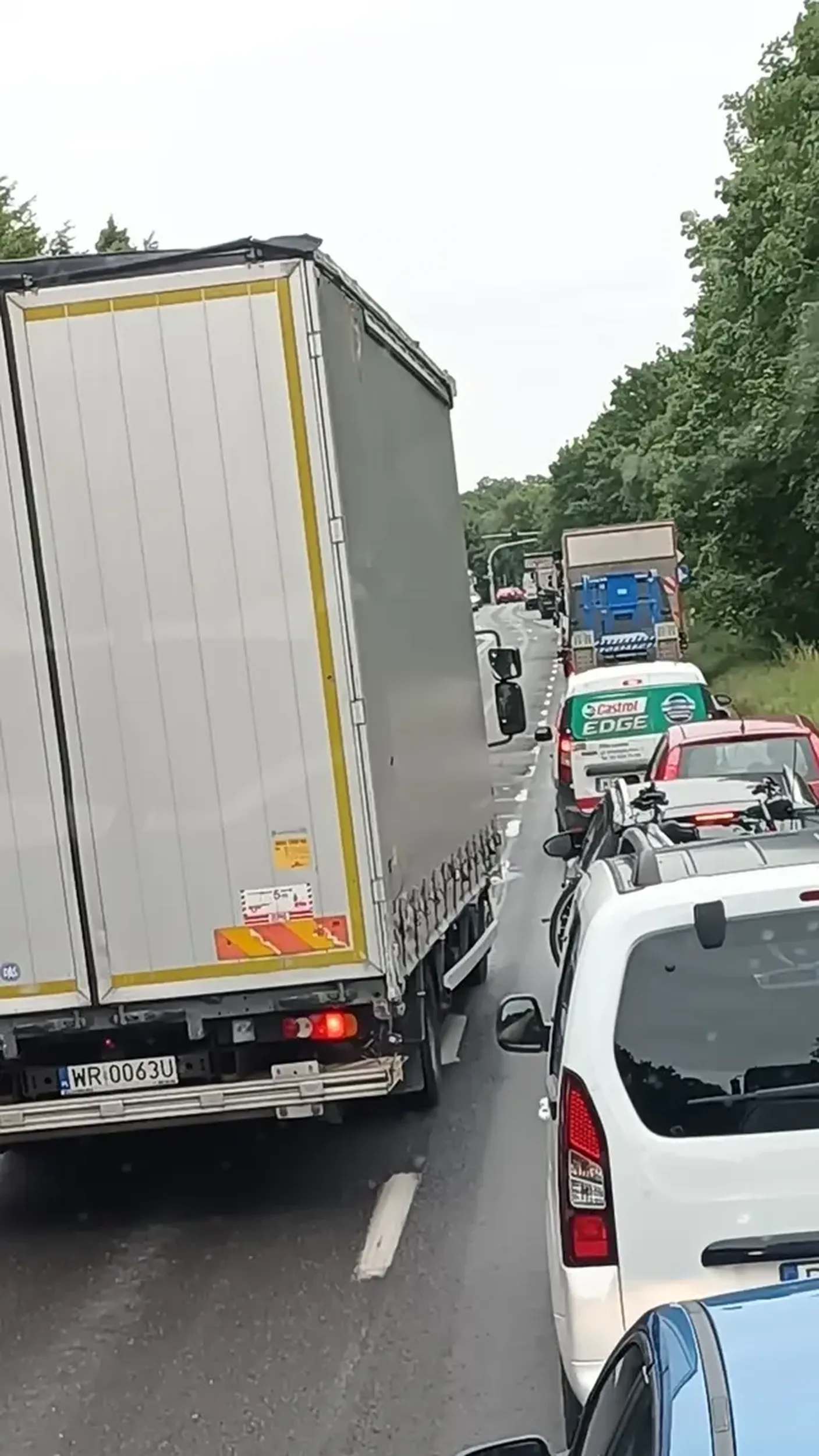 Byle przeskoczyć chociaż o jedno auto a potem problem i trza się wpierd@lać.