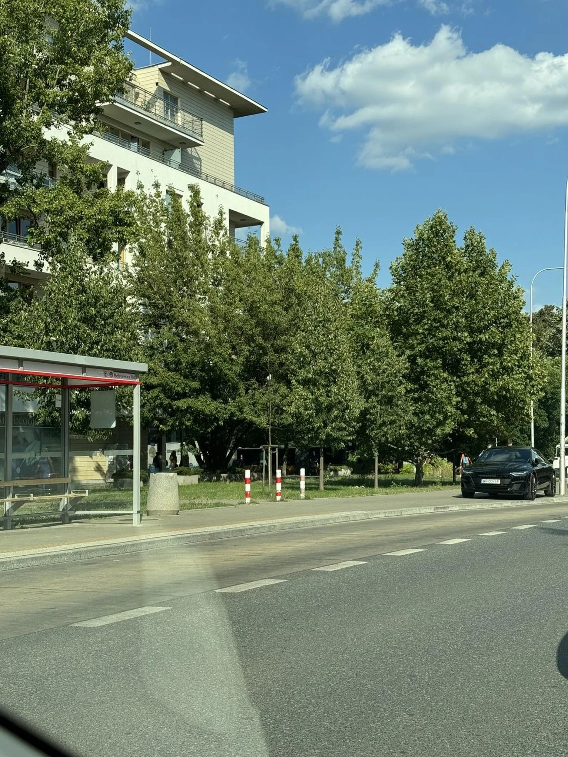 Mistrzu parkowania z radomia… w Warszawie obowiązują widocznie inne przepisy. Straż miejska zainteresowania ;)