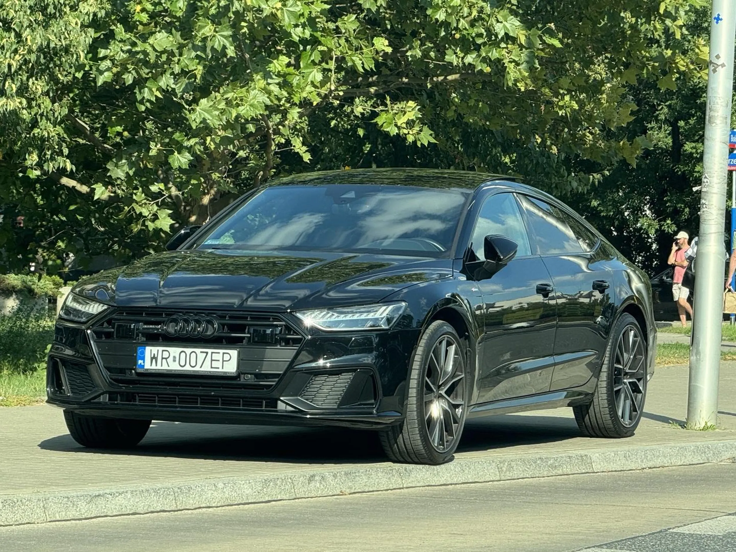 Mistrzu parkowania z radomia… w Warszawie obowiązują widocznie inne przepisy. Straż miejska zainteresowania ;)