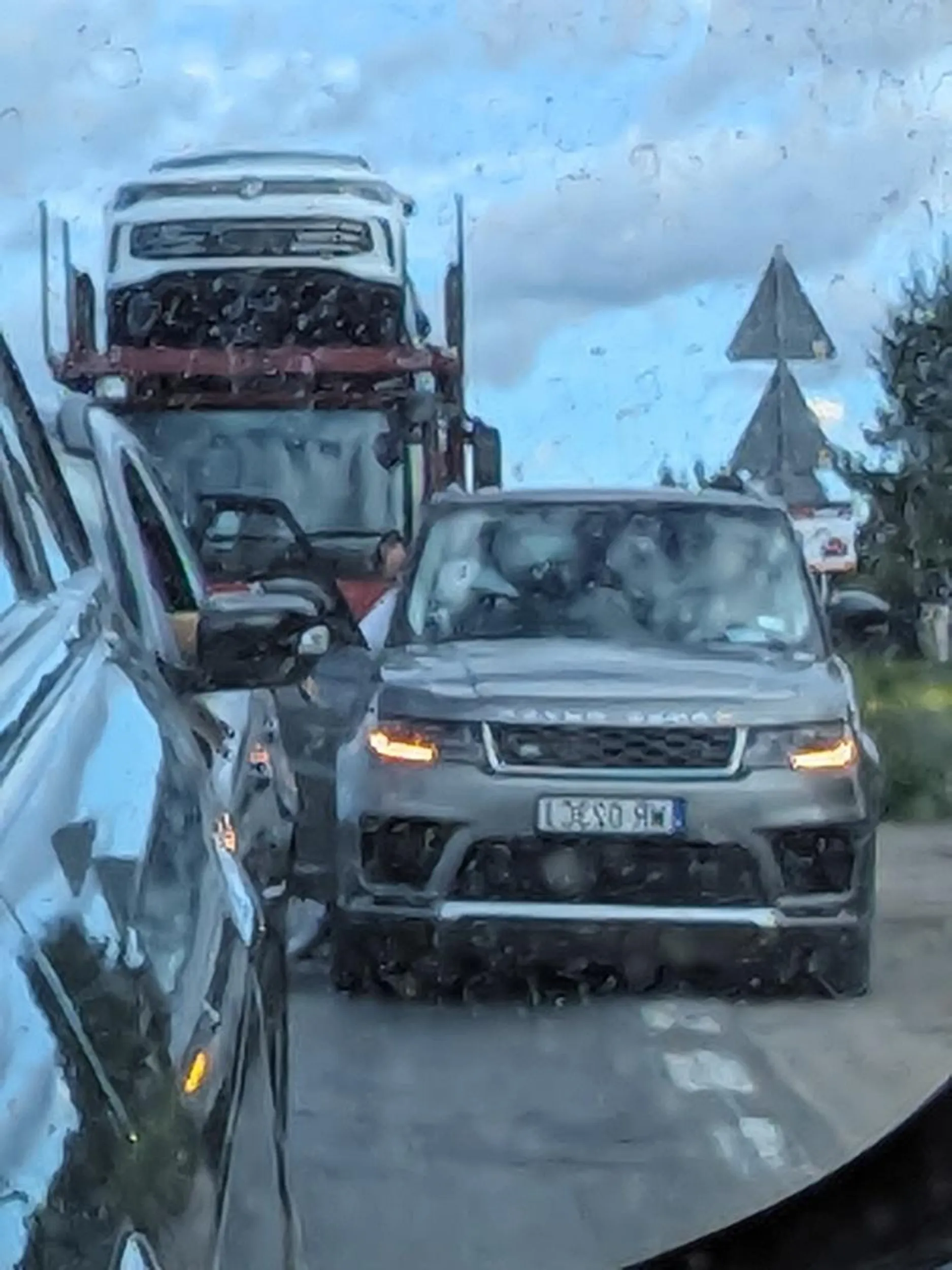 Ciul jeździ prawo-lewo 10km/h na awaryjnych a obok hakiś jego kolega. Potem się zatrzymali i mało nie przelizali