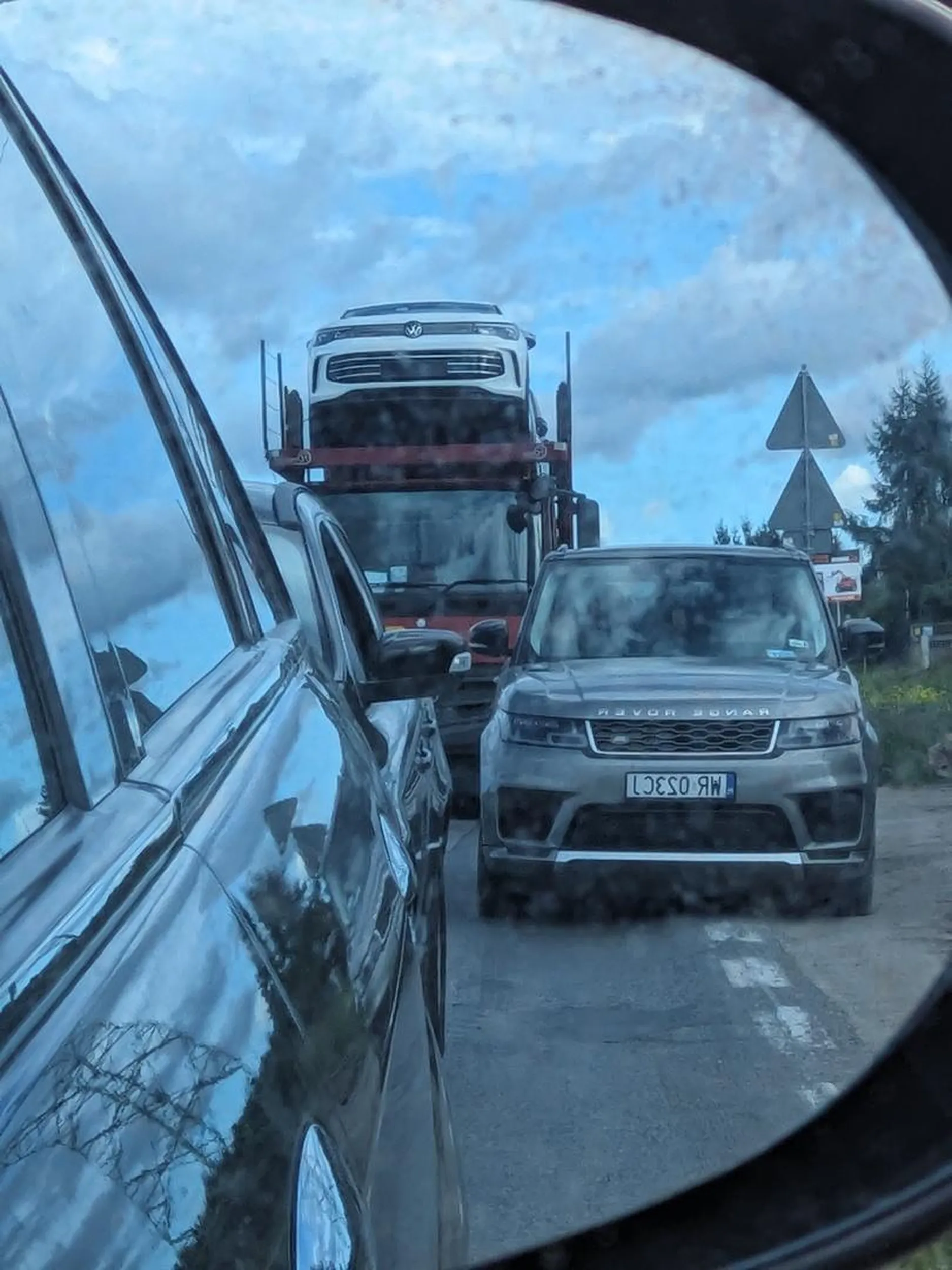 Ciul jeździ prawo-lewo 10km/h na awaryjnych a obok hakiś jego kolega. Potem się zatrzymali i mało nie przelizali