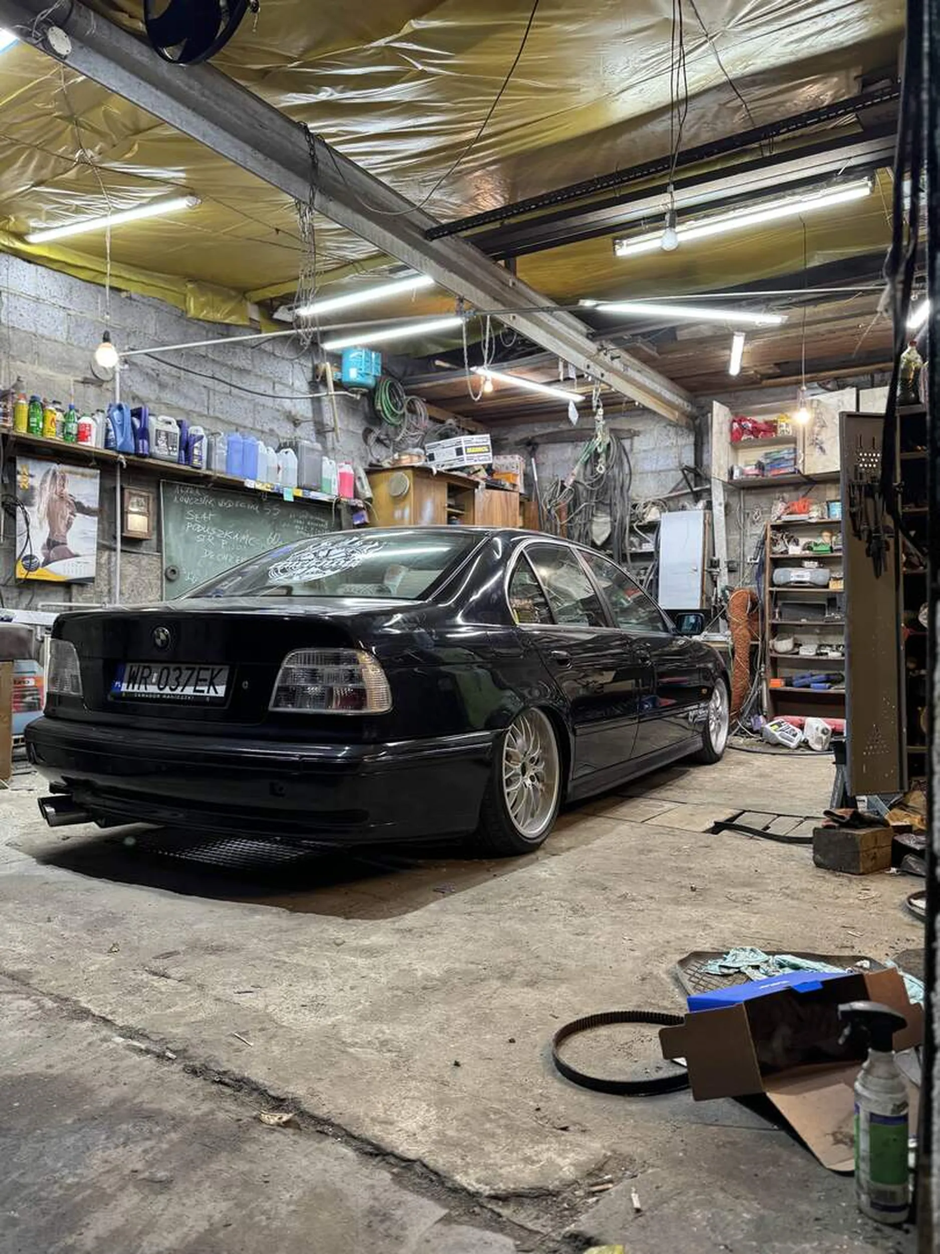 Potrącił mnie, napluł mnie i ukradł mi telefon. Po odzyskaniu telefonu wysłał mi SMS o treści "Przez ciebie muszę od nowa robić polerkę" i wysłał takie zdjęcie