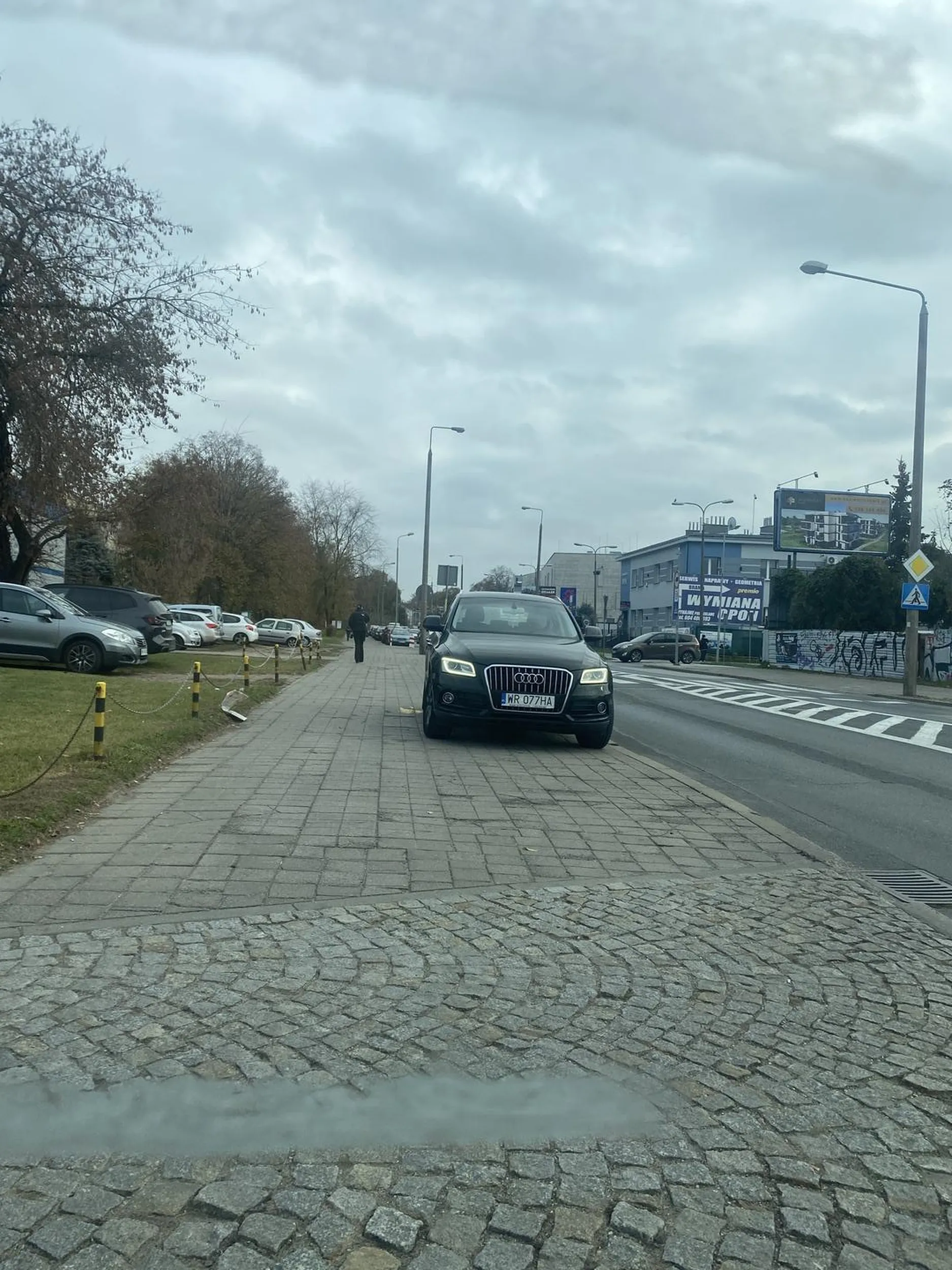 Nie zasłaniaj przejazdu tym gratem