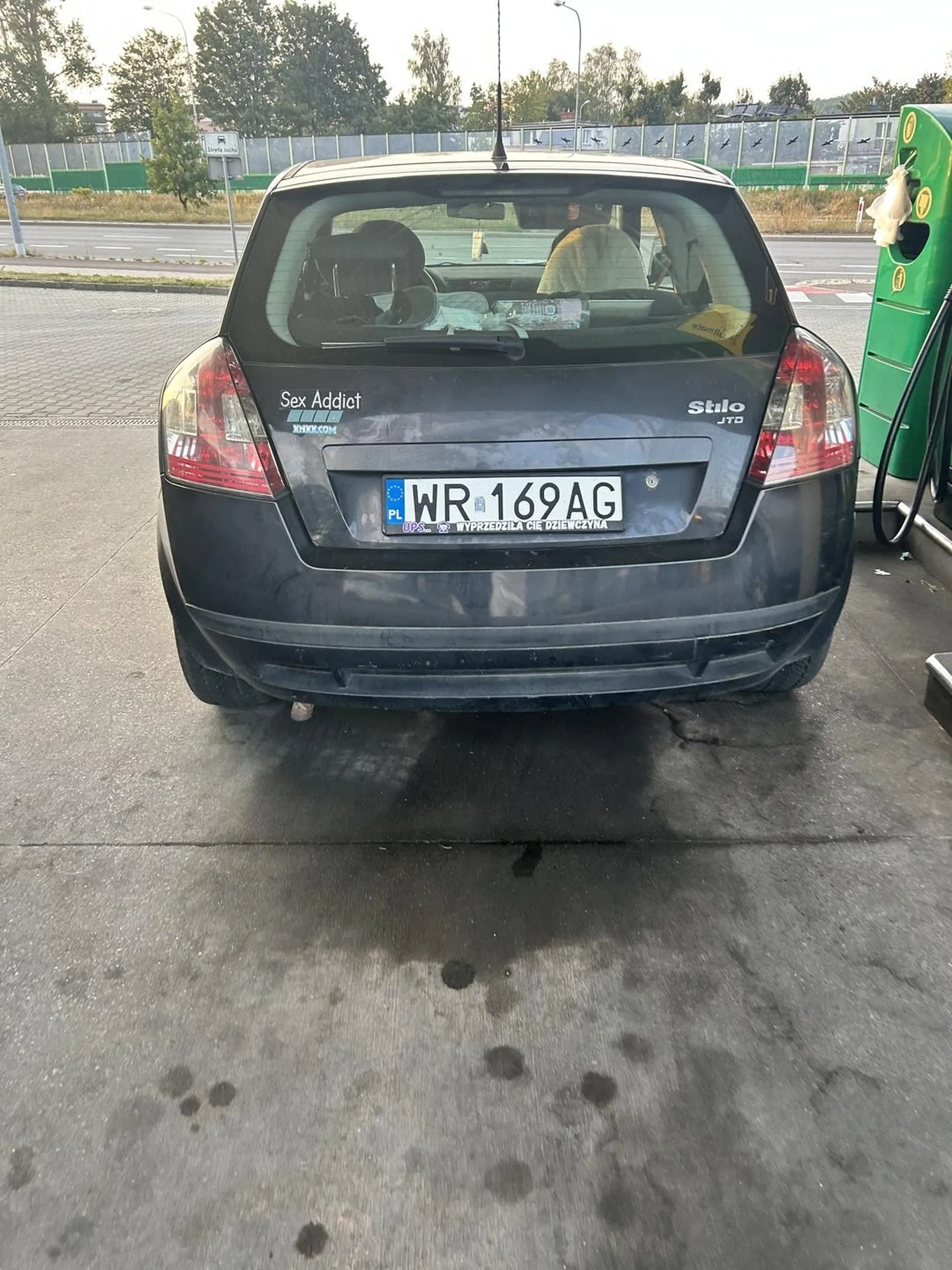 Przepiękne kobiety, z uroczą naklejką na klapie bagażnika? Pozdrawiam, chłopak z Audi na stacji z dzisiaj, p.s. tankowaliście obok za 150 ziko, brałbym ?