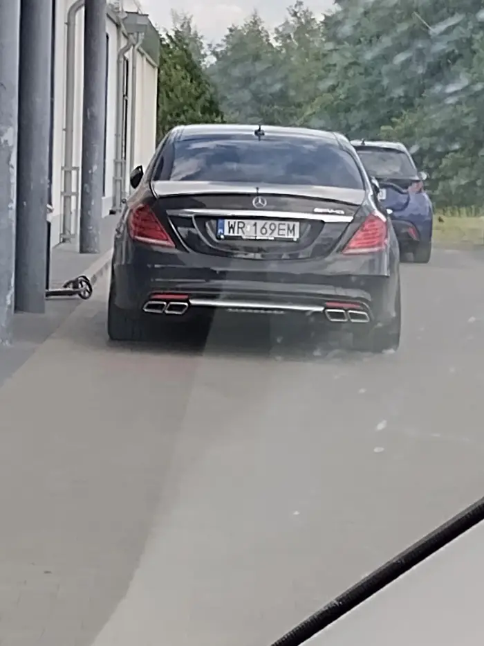 Wczoraj tzw. zmywak z Anglii pod lidlem zaparkował jak święta krowa. Trzeba mieć nie równo pod deklem by sobie kupić auto z kierownicą angielską i jeździć po Europie. Ale na zmywaku tyle się udało zarobić.