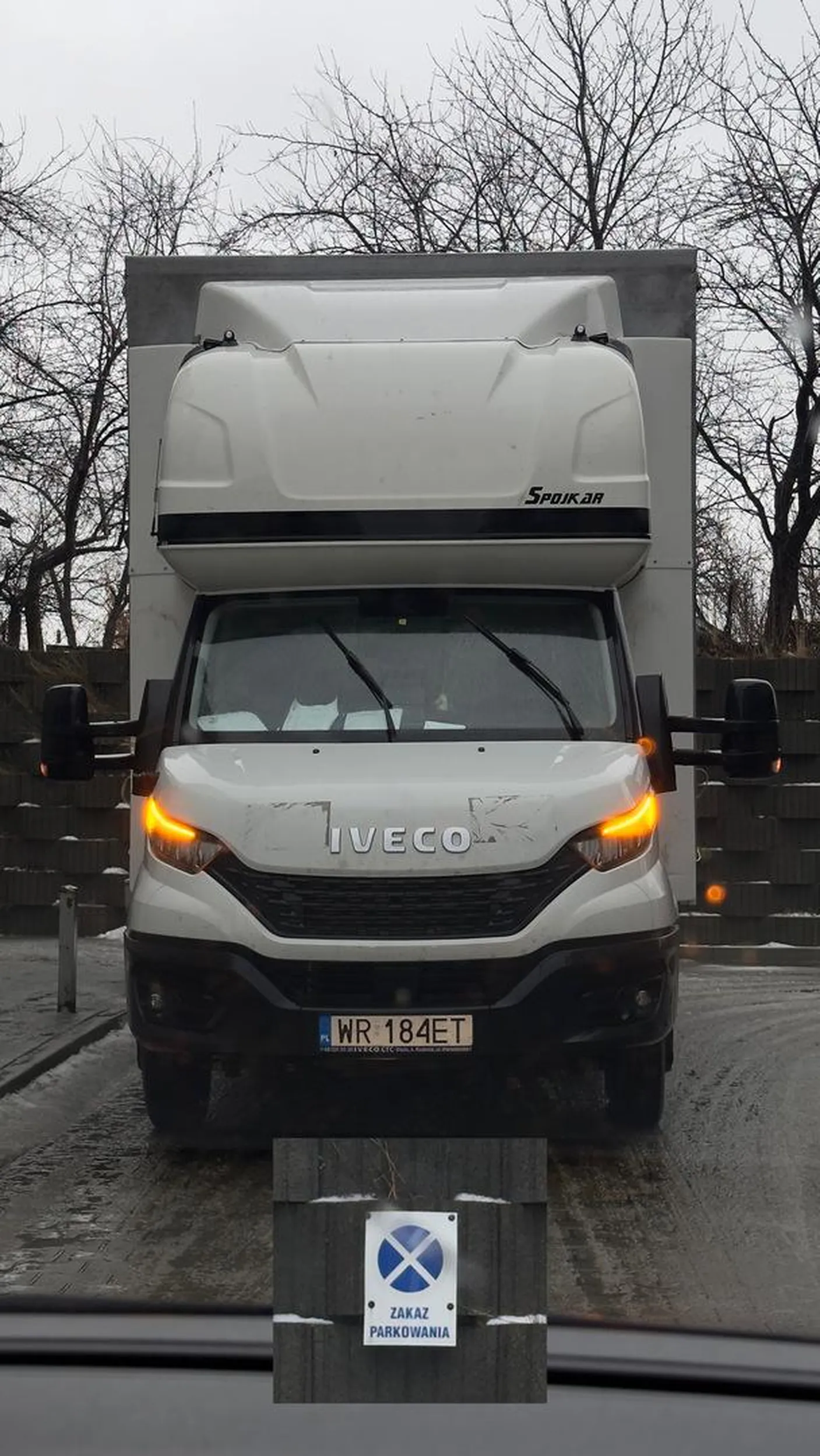 Kierowca poniższego samochodu dostawczego, zastawił na ok. 30 minut jedyną drogę dojazdową, stanowiącą funkcję drogi przeciwpożarowej do bloku, oznaczonej odpowiednio znakiem informującym o zakazie parkowania w tym miejscu. Po zwróceniu kierowcy uwagi o oznakowaniu, ten odpowiadał w sposób chamski i bardzo agresywny. ? Lublin, ul. Strzembosza