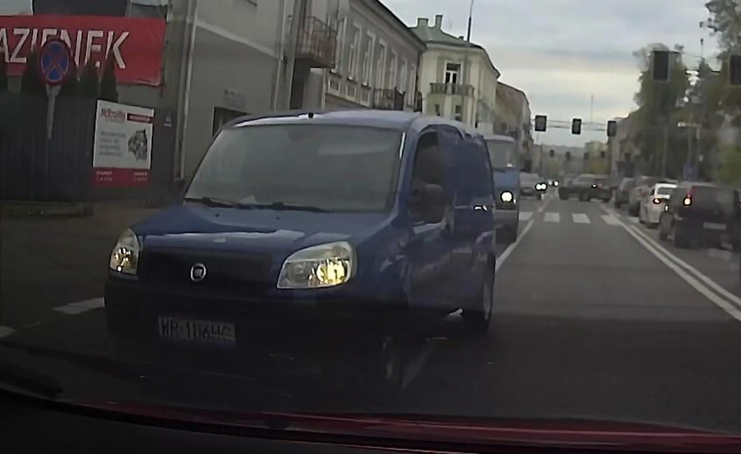 Dwa wykroczenia: 1. Jazda na zderzaku 2. przekroczenie ciągłe linii (prawie spowodował kolizje) Nagranie zostało wysłane do drogówki - życzę miłego płacenia mandatu ;-)